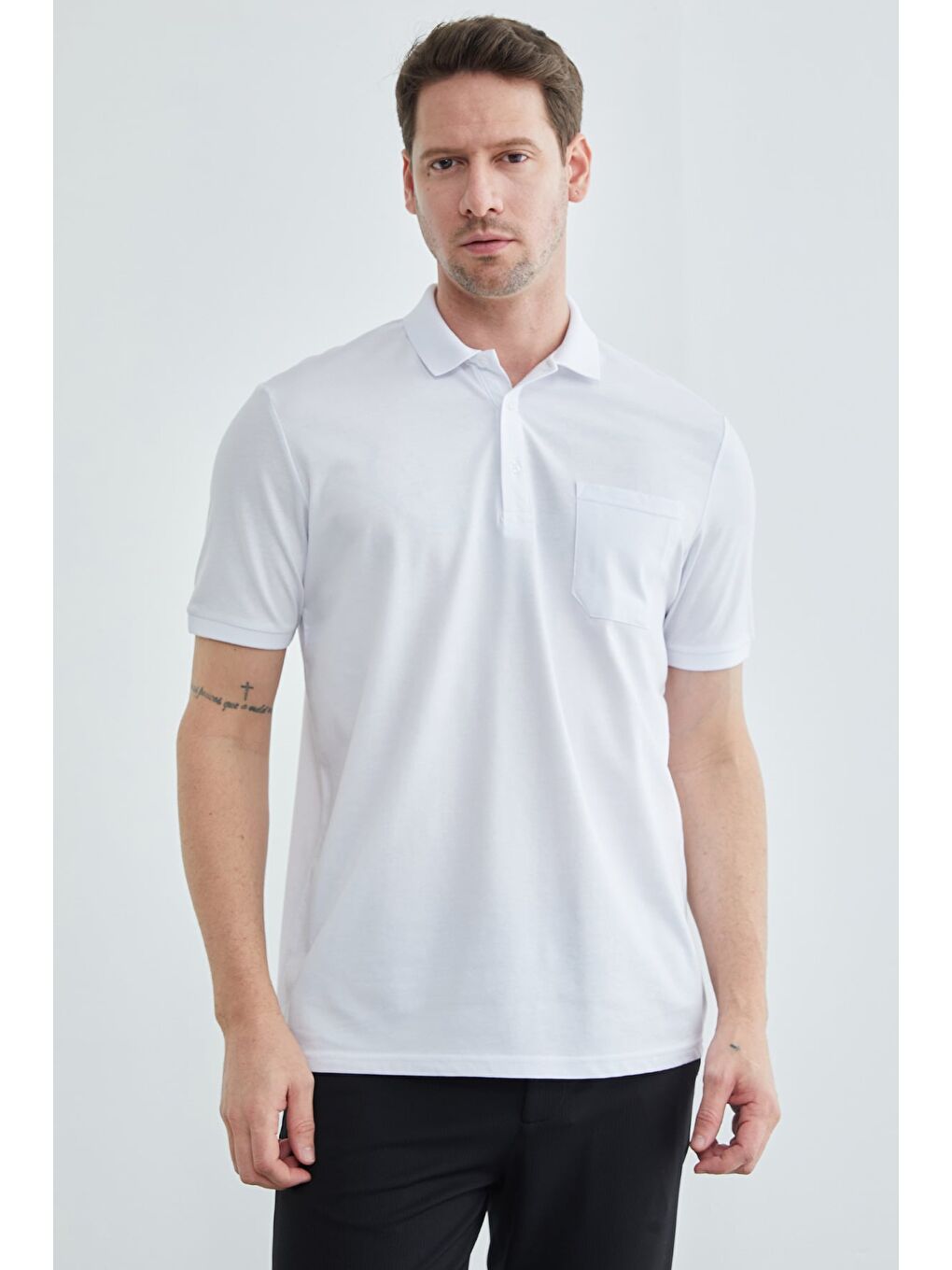 Beyaz Düğmeli Tek Cepli Polo Yaka Tişört-1