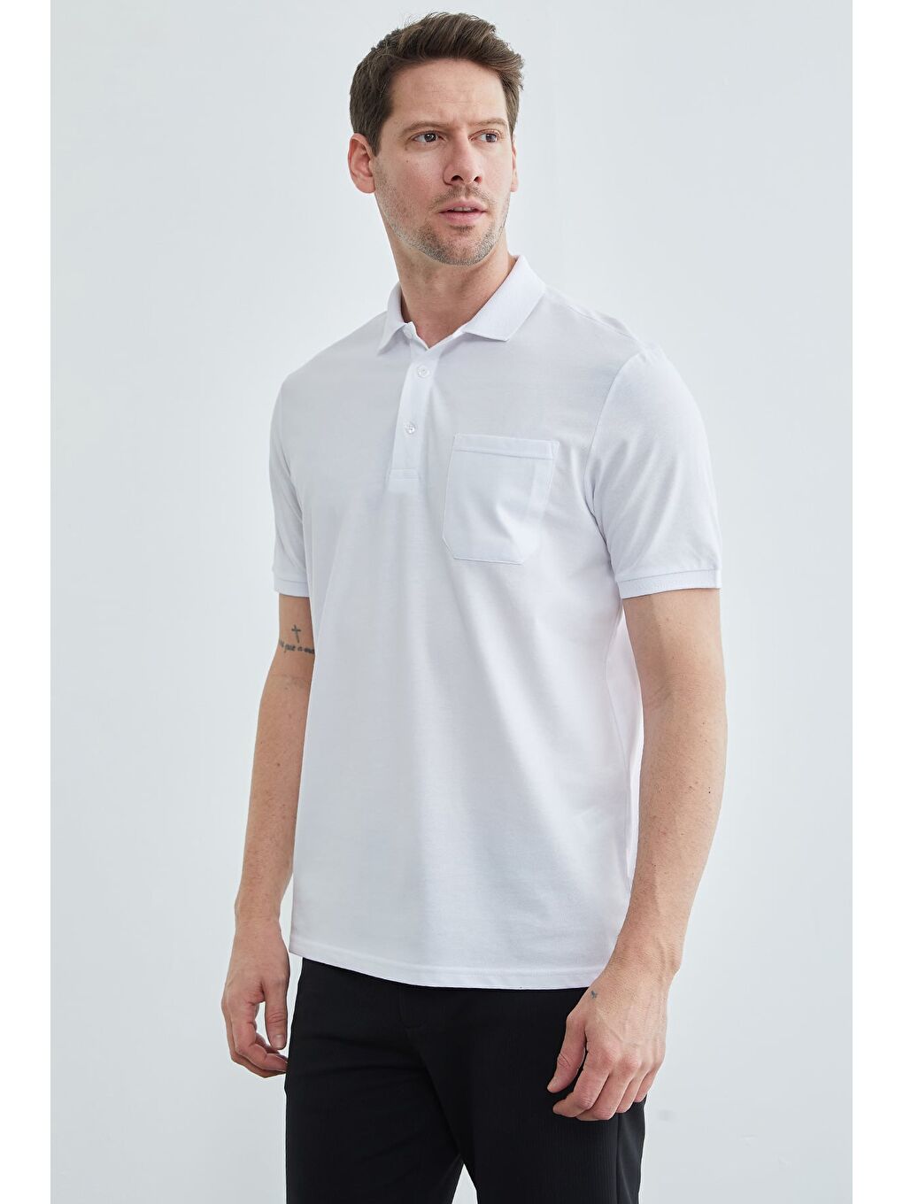 Beyaz Düğmeli Tek Cepli Polo Yaka Tişört-3