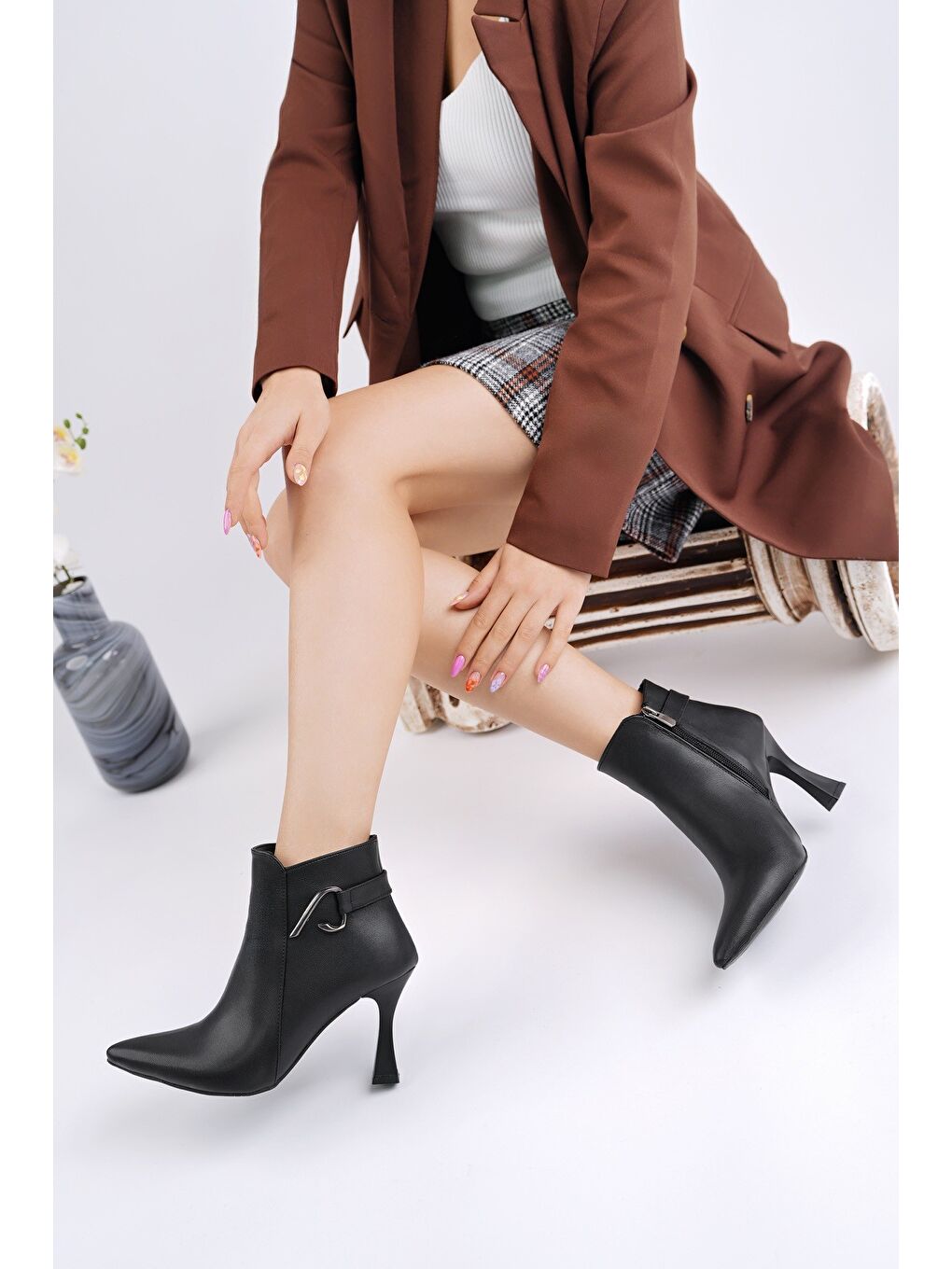 Siyah VİVENTE Sivri Burun Toka Detaylı Fermuarlı İnce Topuklu Kadın Bot-3