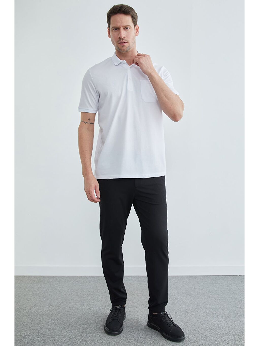 Beyaz Düğmeli Tek Cepli Polo Yaka Tişört-4