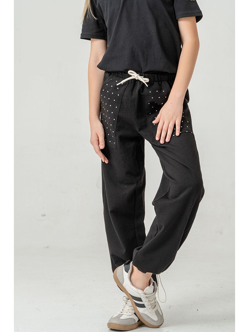 Siyah Cebi Taşlı Paça Brit Lastikli Stoperli Kız Çocuk Eşofman Altı-1