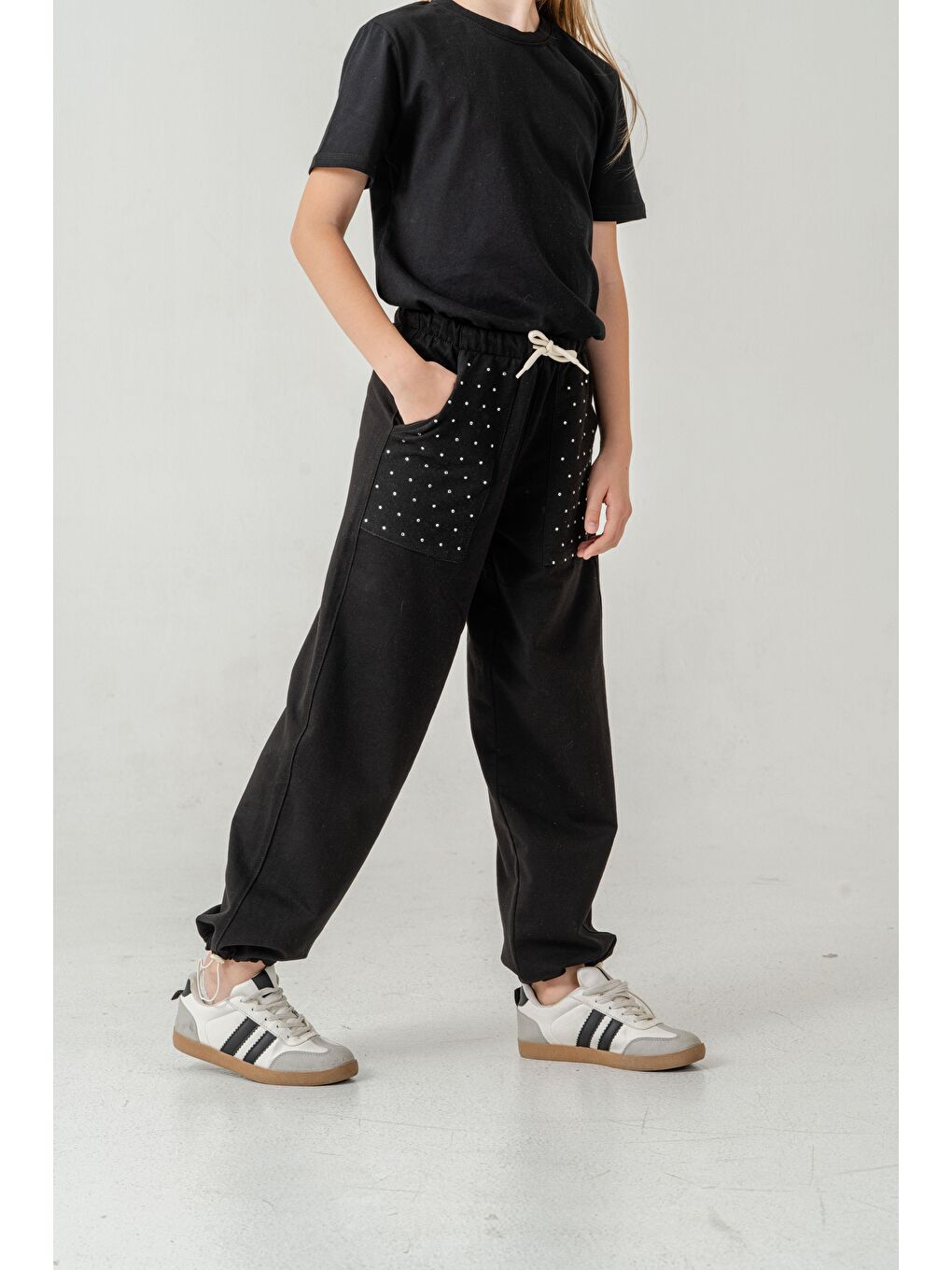 Siyah Cebi Taşlı Paça Brit Lastikli Stoperli Kız Çocuk Eşofman Altı-2