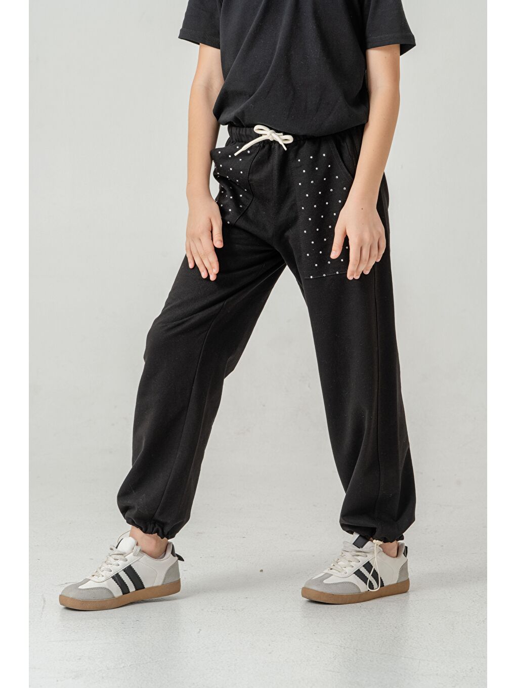 Siyah Cebi Taşlı Paça Brit Lastikli Stoperli Kız Çocuk Eşofman Altı-3