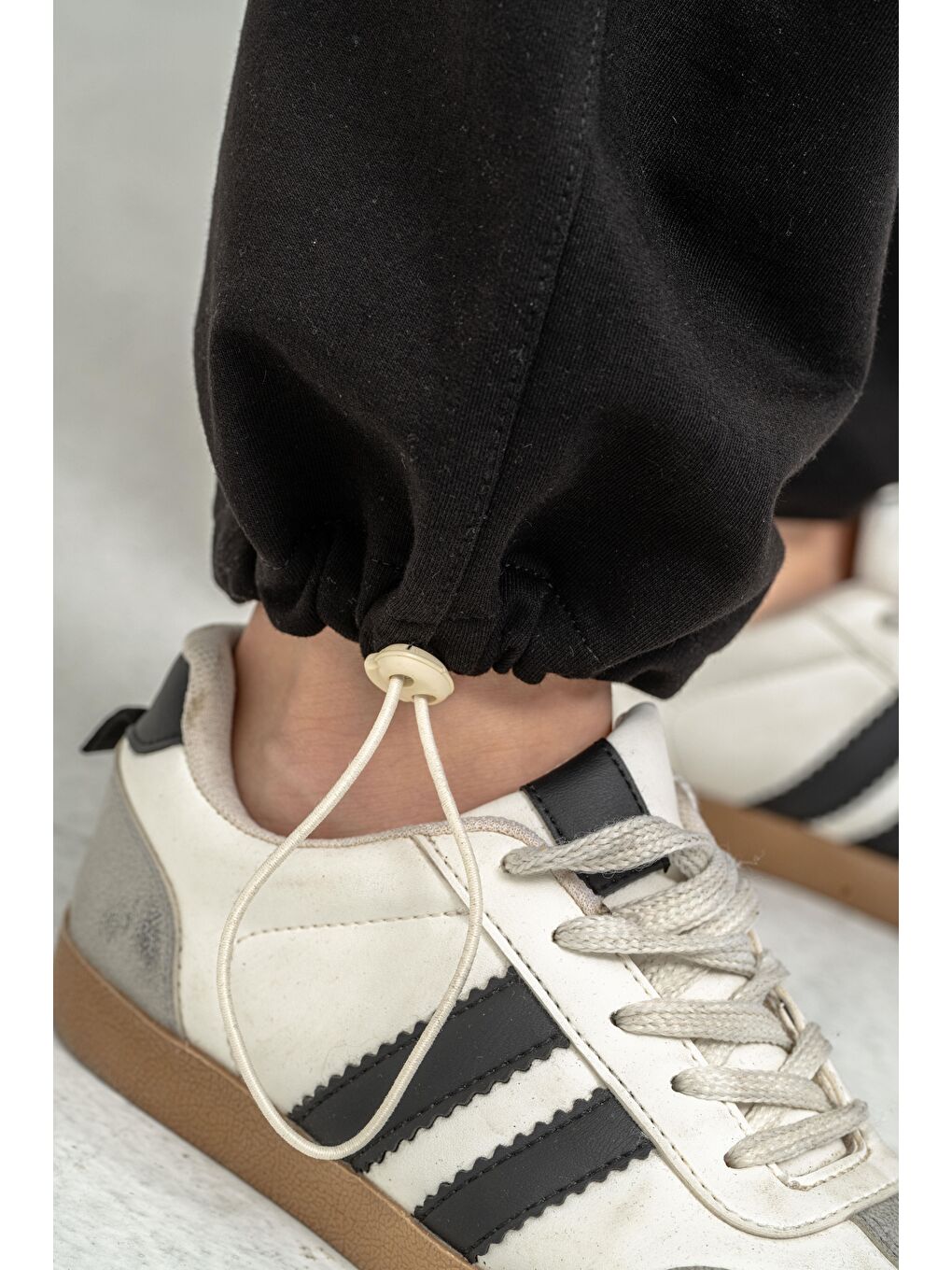 Siyah Cebi Taşlı Paça Brit Lastikli Stoperli Kız Çocuk Eşofman Altı-4