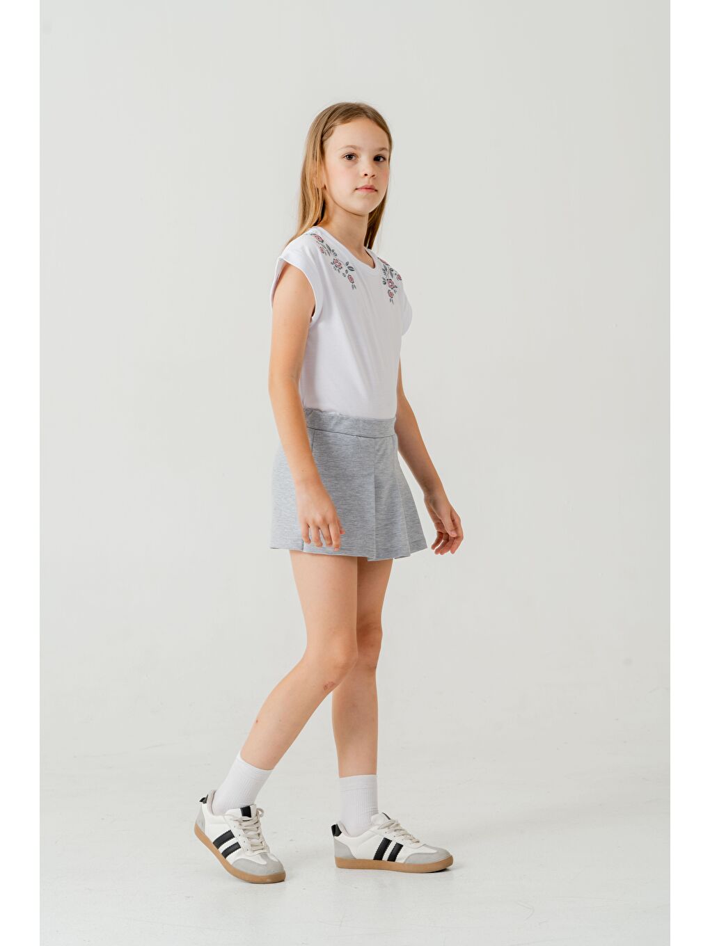 Gri Baskılı Alt Pileli Nakışlı Kız Çocuk Şort - Tişört Takımı-1