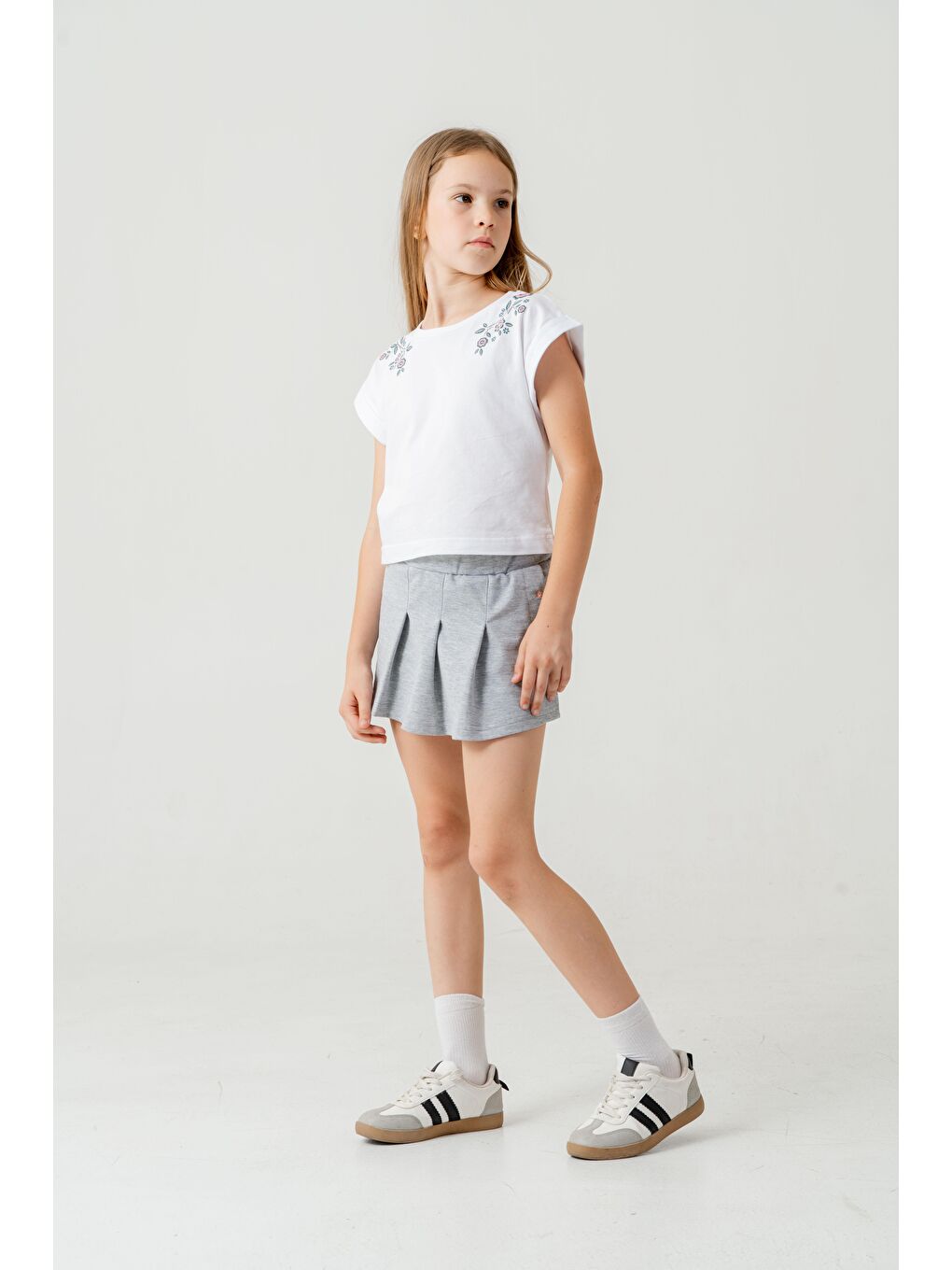Gri Baskılı Alt Pileli Nakışlı Kız Çocuk Şort - Tişört Takımı-2