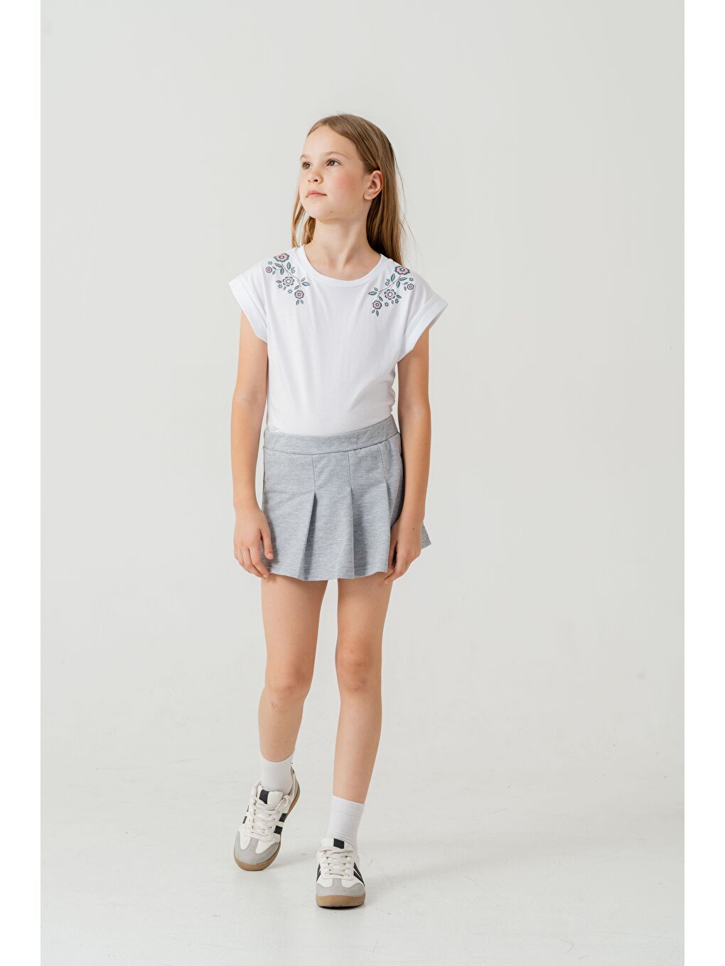 Gri Baskılı Alt Pileli Nakışlı Kız Çocuk Şort - Tişört Takımı-3