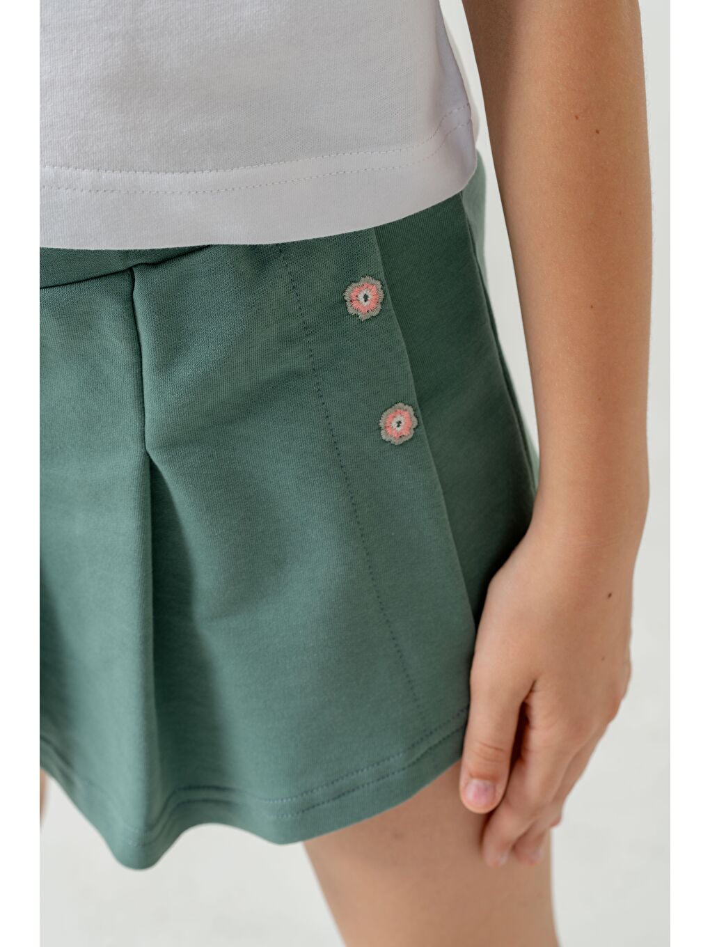 Yeşil Baskılı Alt Pileli Nakışlı Kız Çocuk Şort - Tişört Takımı-5