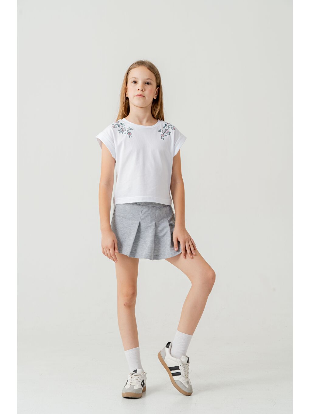 Gri Baskılı Alt Pileli Nakışlı Kız Çocuk Şort - Tişört Takımı-4