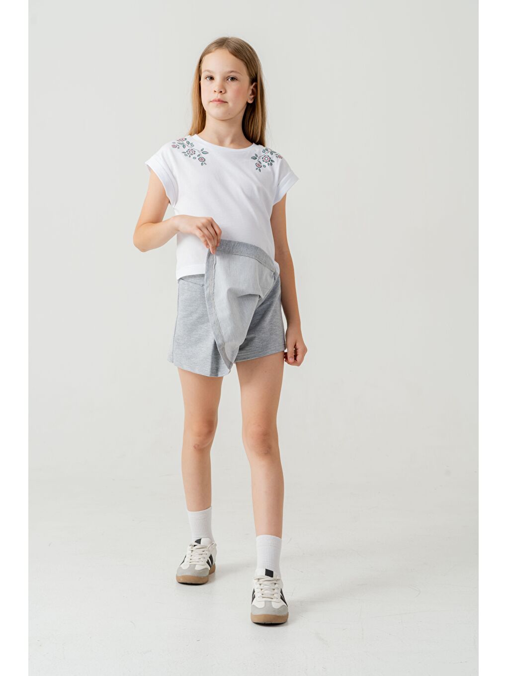 Gri Baskılı Alt Pileli Nakışlı Kız Çocuk Şort - Tişört Takımı-5