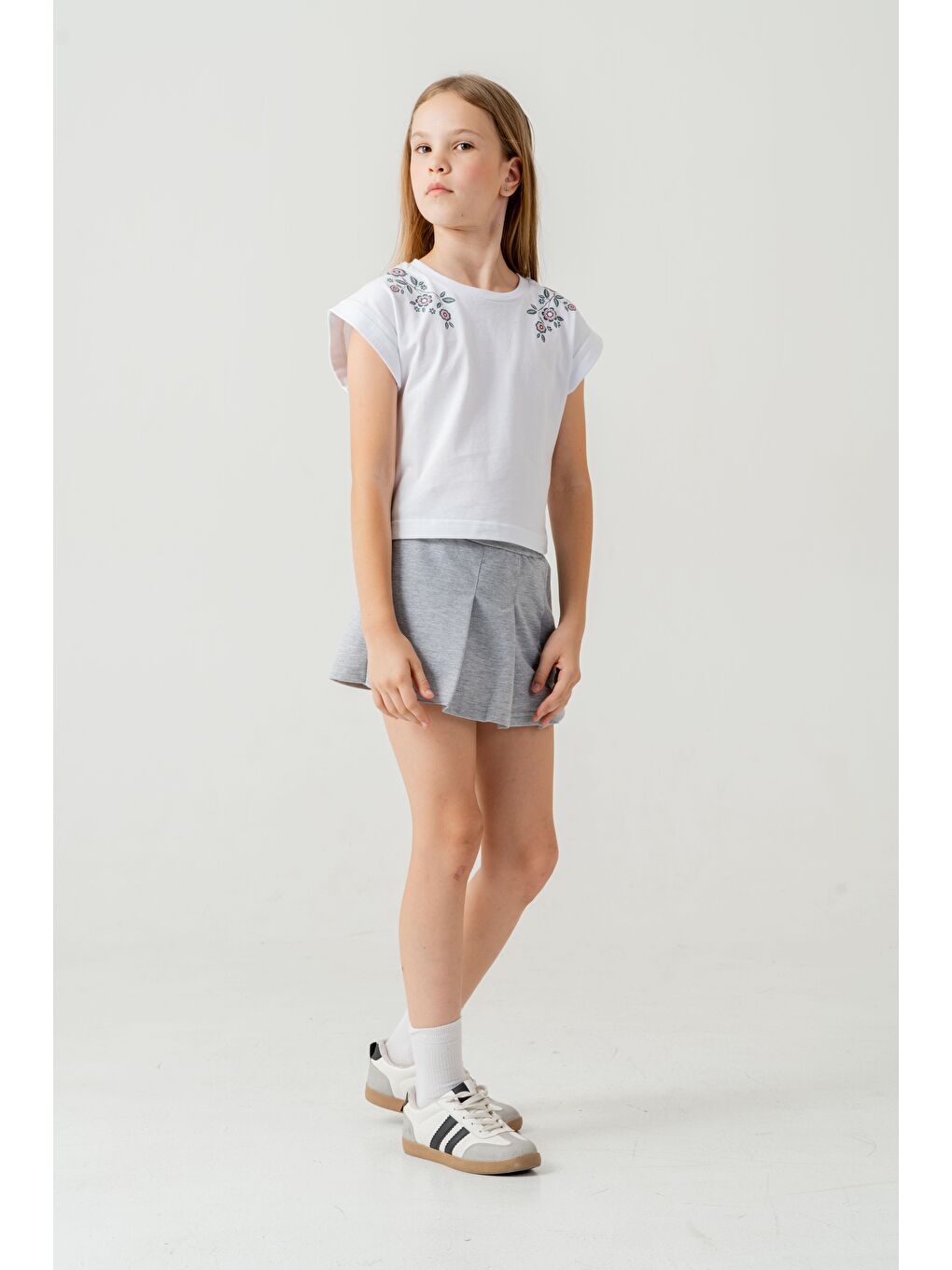 Gri Baskılı Alt Pileli Nakışlı Kız Çocuk Şort - Tişört Takımı-6