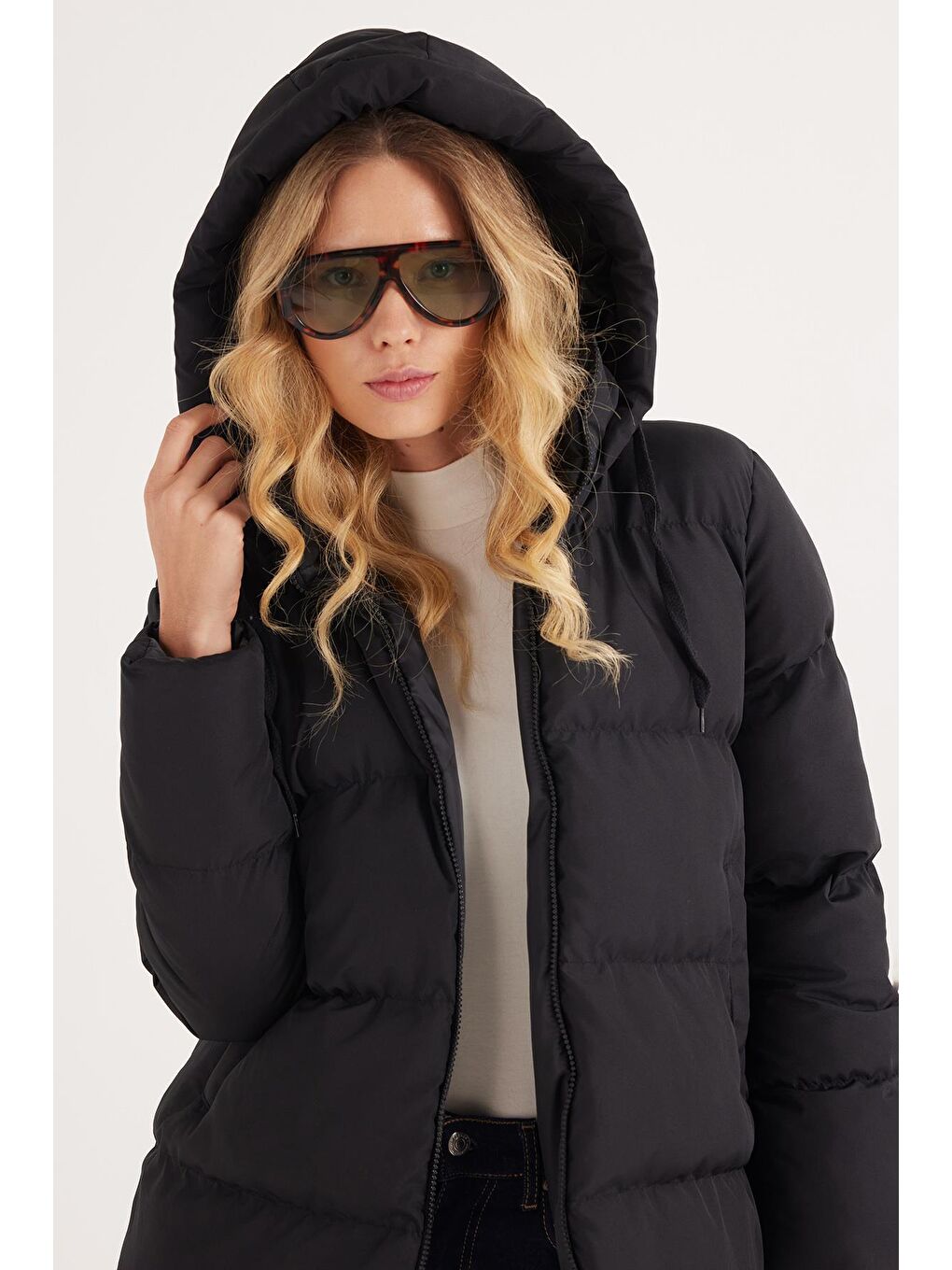 Kadın Relax Fit Rahat Kesim Su Geçirmez Kapüşonlu Siyah Mont-4