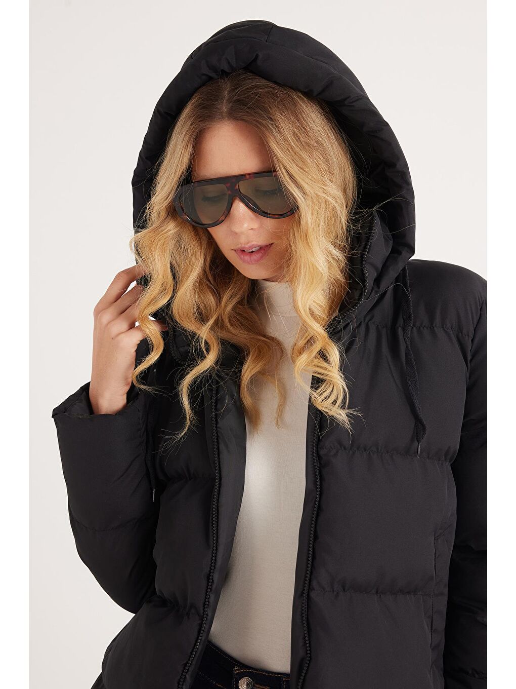 Kadın Relax Fit Rahat Kesim Su Geçirmez Kapüşonlu Siyah Mont-5