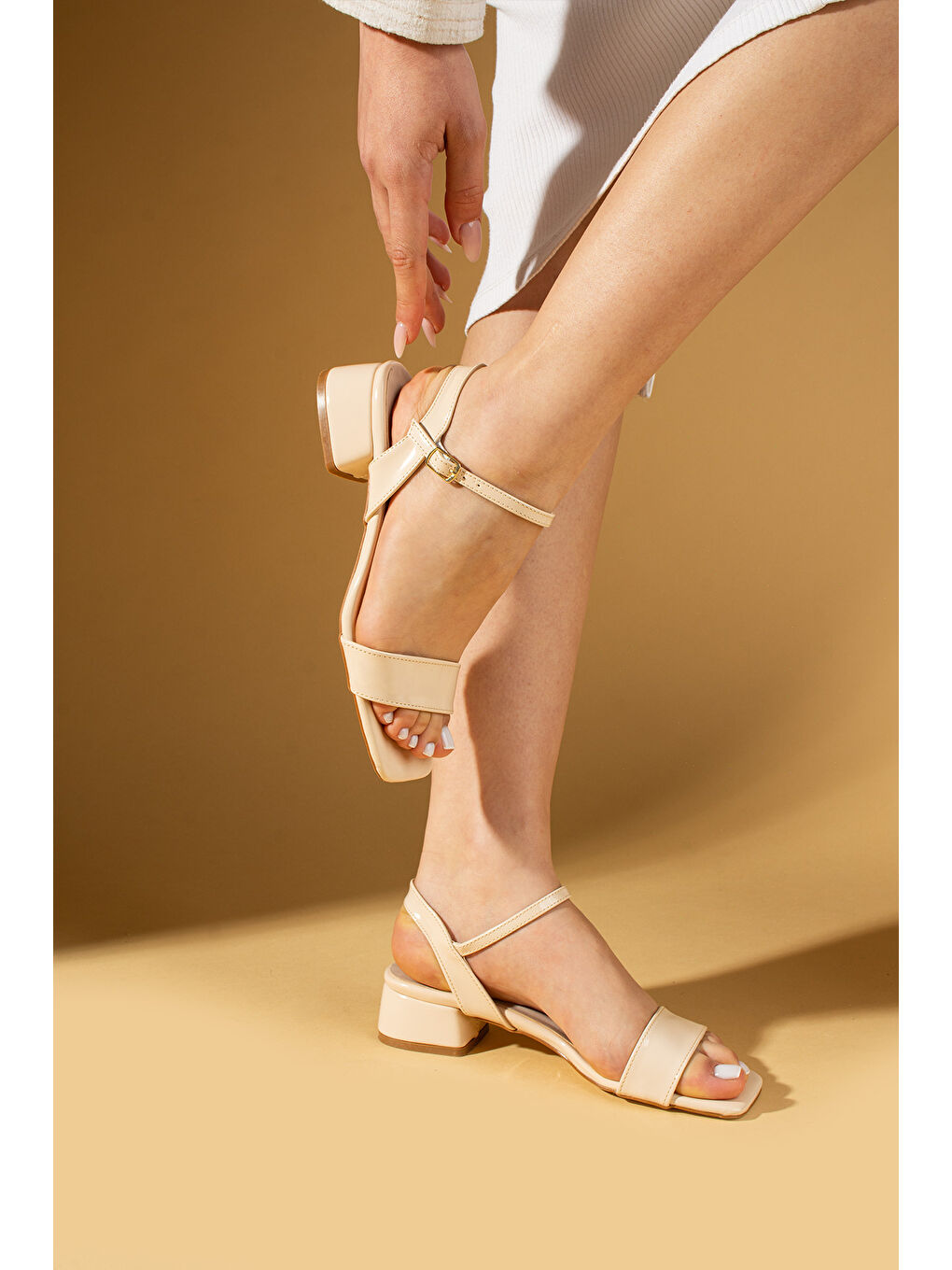 Bej Küt Burunlu Önü Açık Tek Bantlı Kısa Topuklu Kadın Ayakkabı 009-09-25Rugan-2