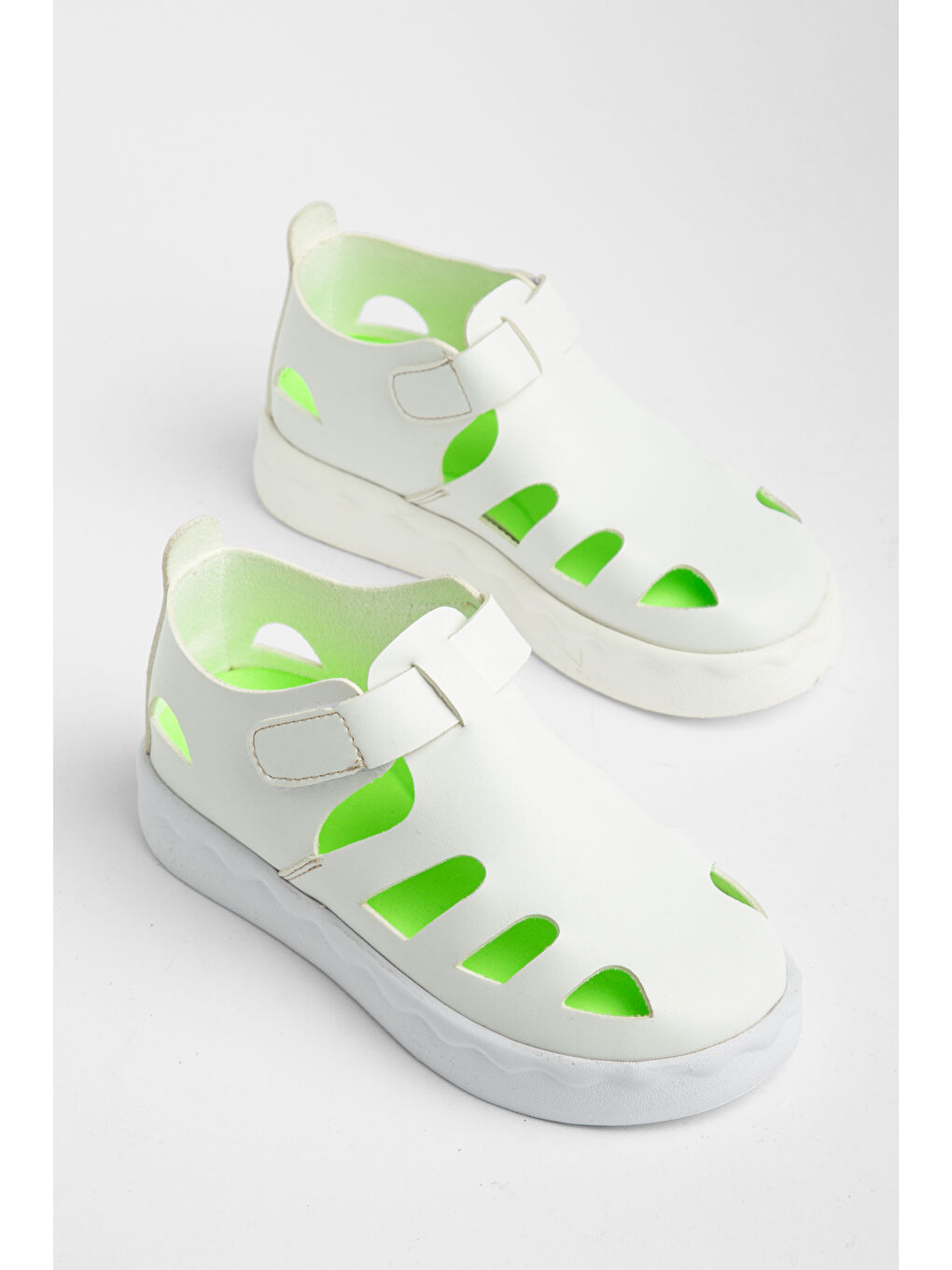 Çocuk Unisex Beyaz Hafif Tabanlı Rahat Cırtlı Sandalet-1