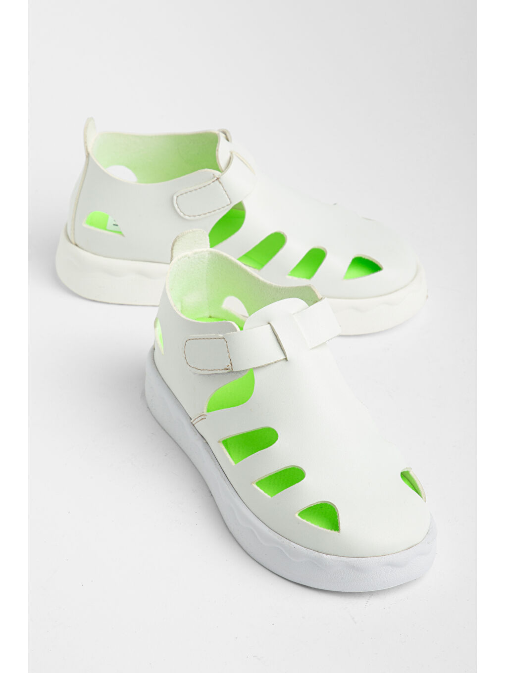 Çocuk Unisex Beyaz Hafif Tabanlı Rahat Cırtlı Sandalet-2