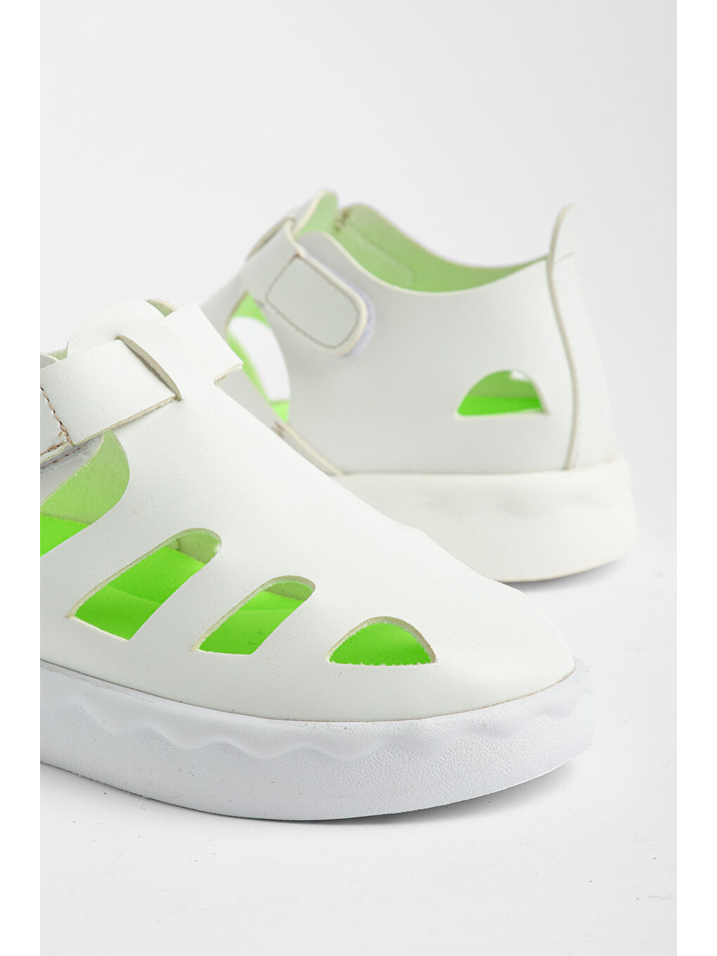 Çocuk Unisex Beyaz Hafif Tabanlı Rahat Cırtlı Sandalet-3
