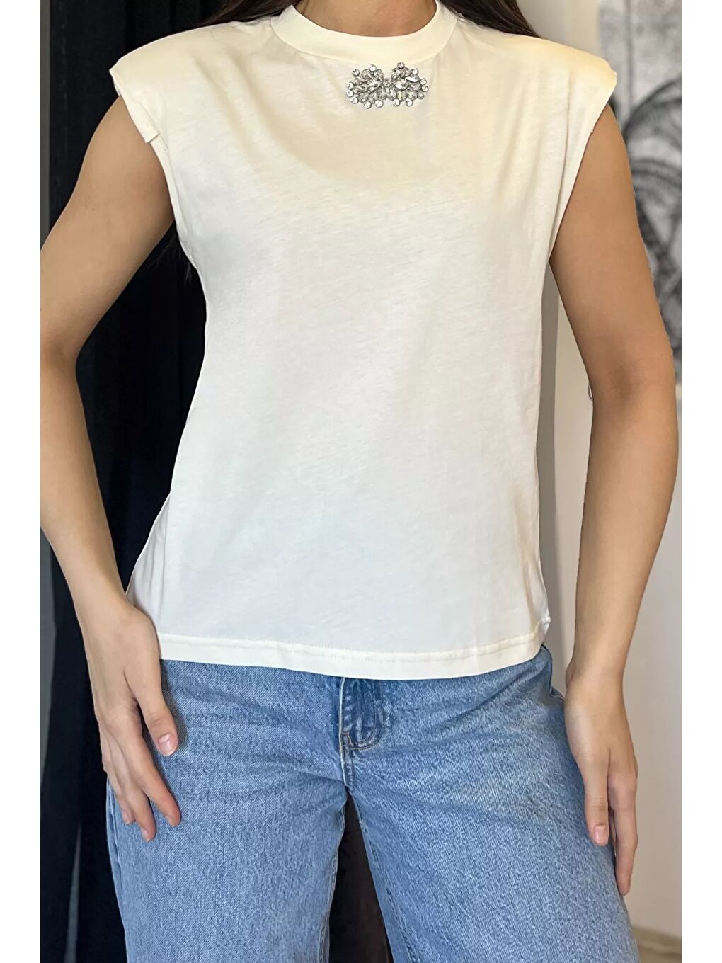 Ekru Yaka Taşlı Omuz Vatkalı Kolsuz Bluz-2