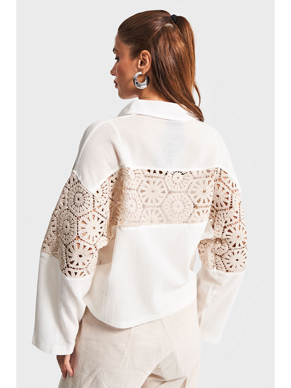 Kadın Bej Renk Örgü Dantel Detaylı Oversize Tasarım Keten Gömlek-1