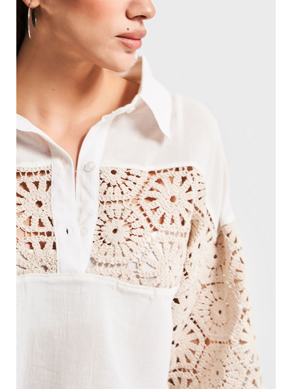 Kadın Bej Renk Örgü Dantel Detaylı Oversize Tasarım Keten Gömlek-2