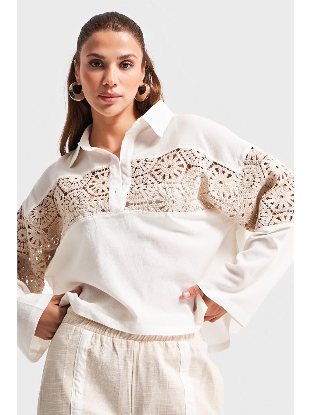 Kadın Bej Renk Örgü Dantel Detaylı Oversize Tasarım Keten Gömlek-3
