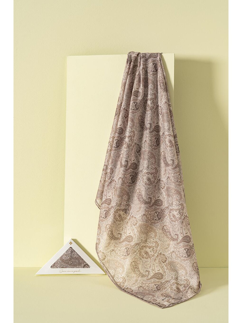 Bej Kadın Pateh Soft Eşarp