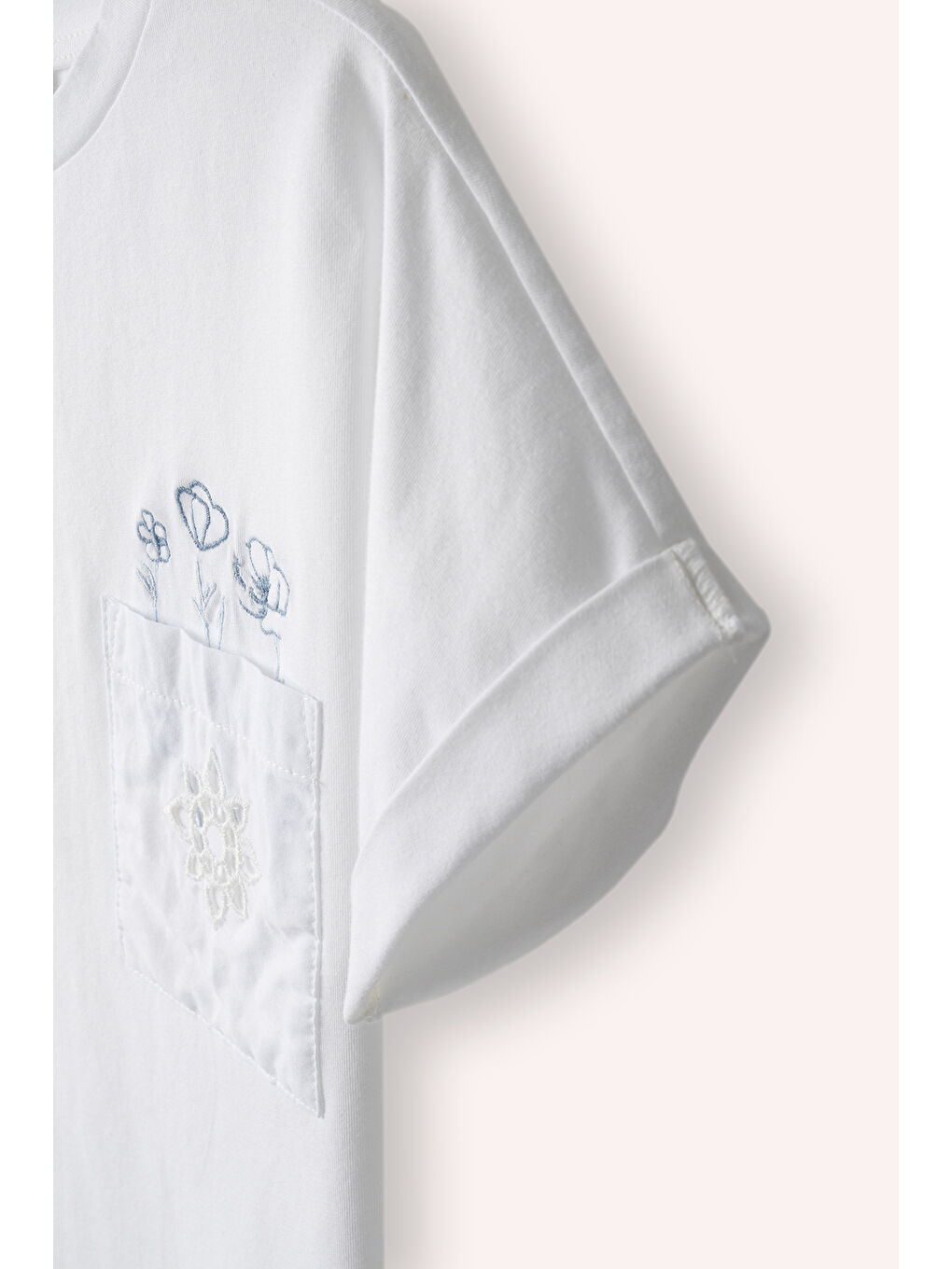 Kız Çocuk Cebi Nakış Detaylı Beyaz Tişört-1