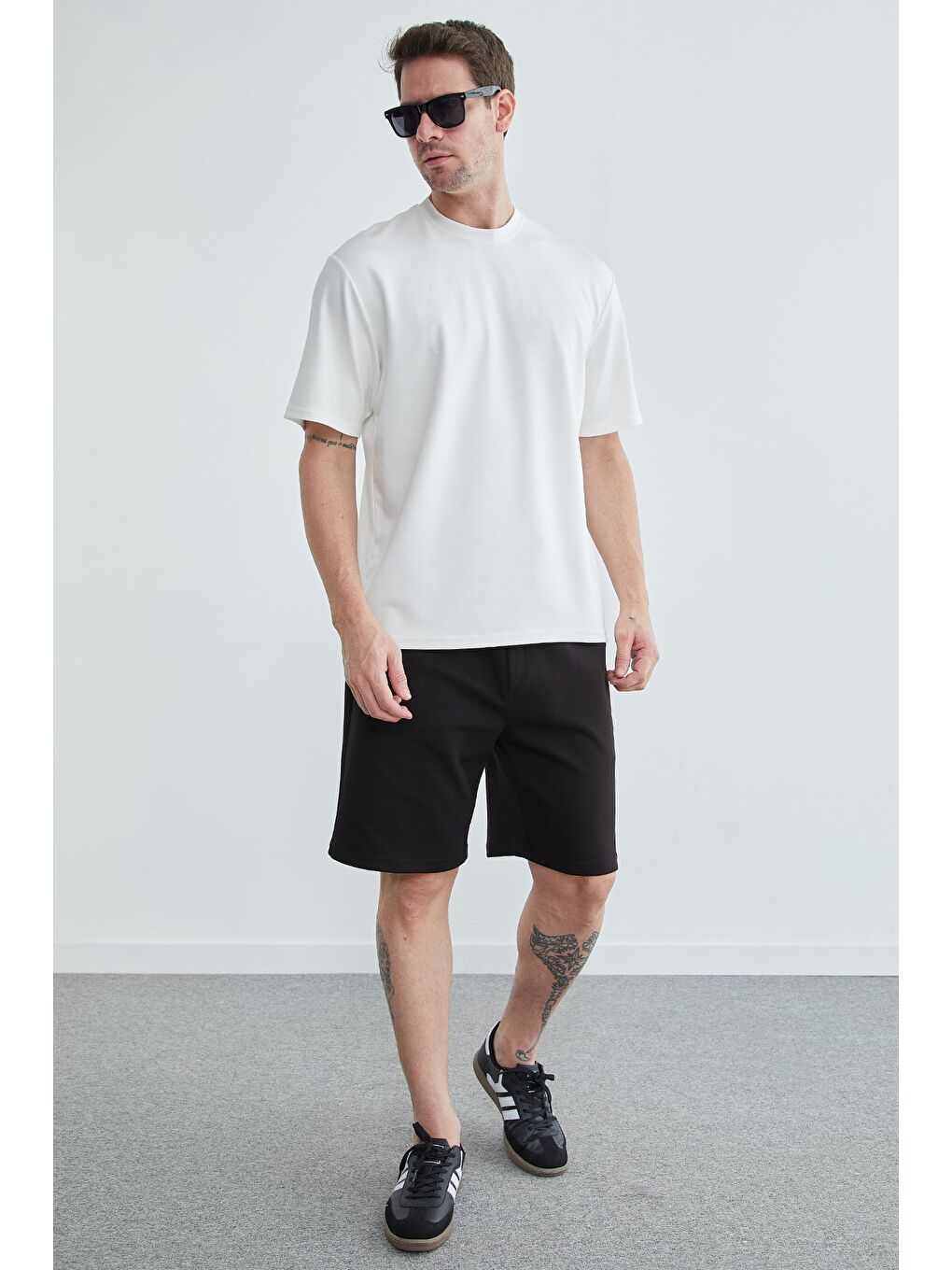 Siyah Beli Lastikli Bağcıklı Cepli Şort-3