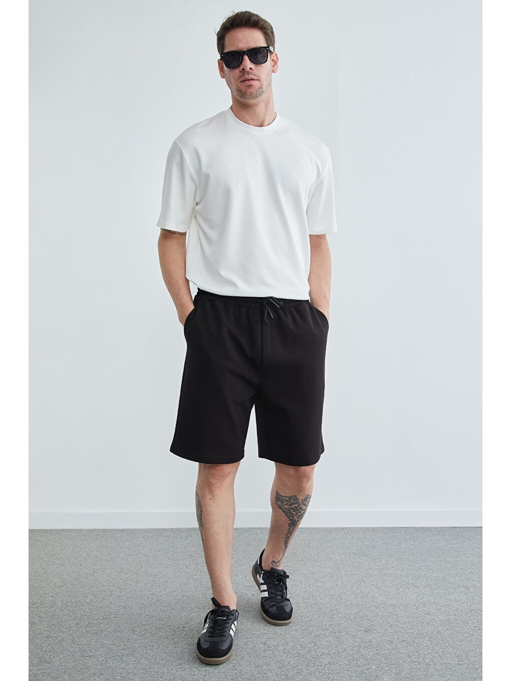 Siyah Beli Lastikli Bağcıklı Cepli Şort-4