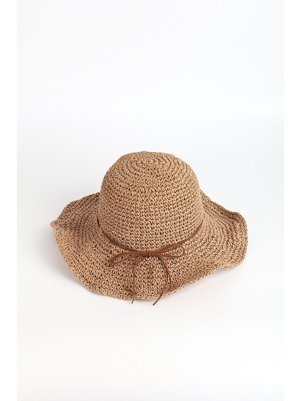 Kahverengi Bağcık Detaylı Camel Renk Yuvarlak Hasır Örme Plaj Şapkası 14632-1