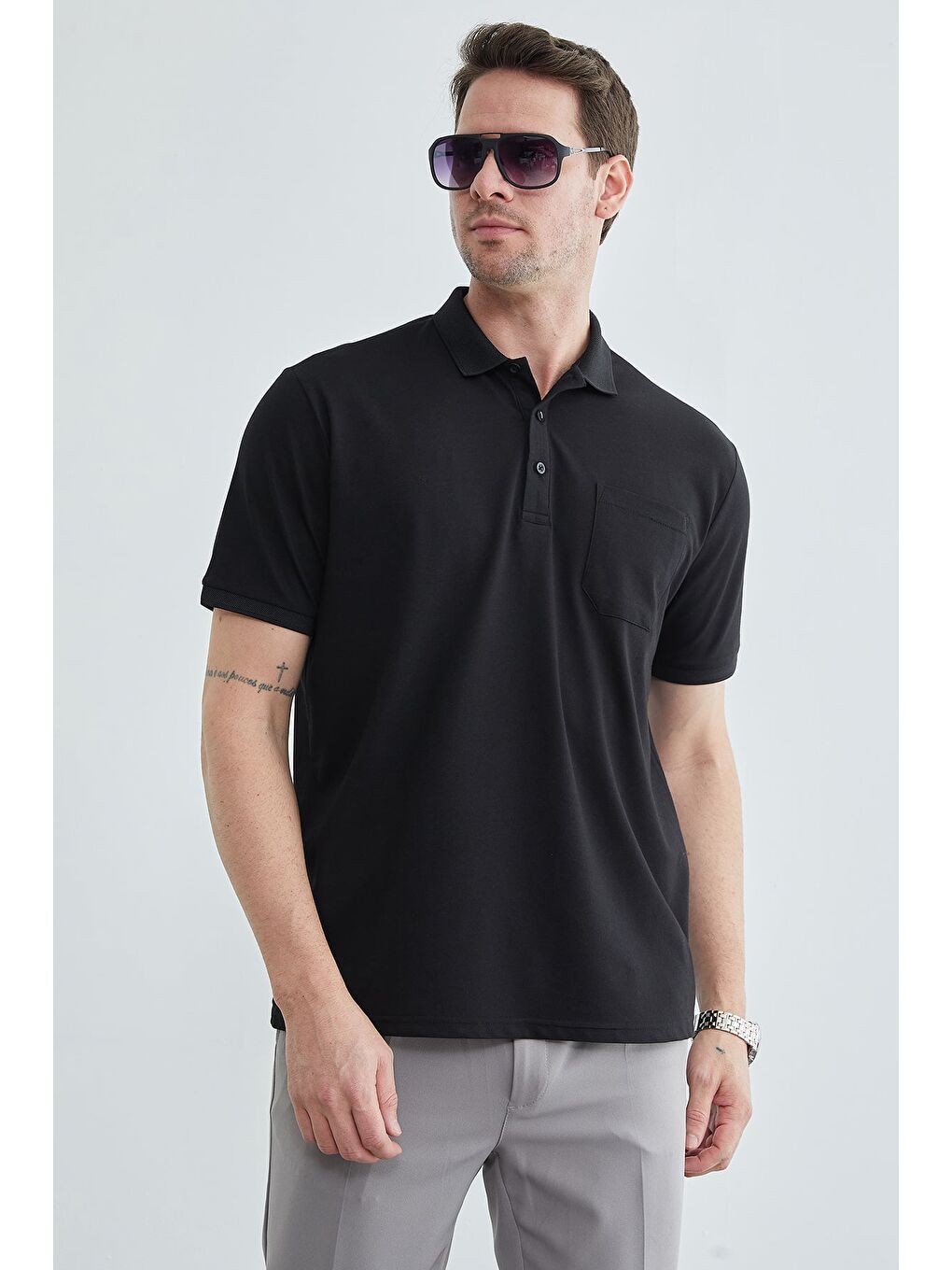 Siyah Düğmeli Tek Cepli Polo Yaka Tişört