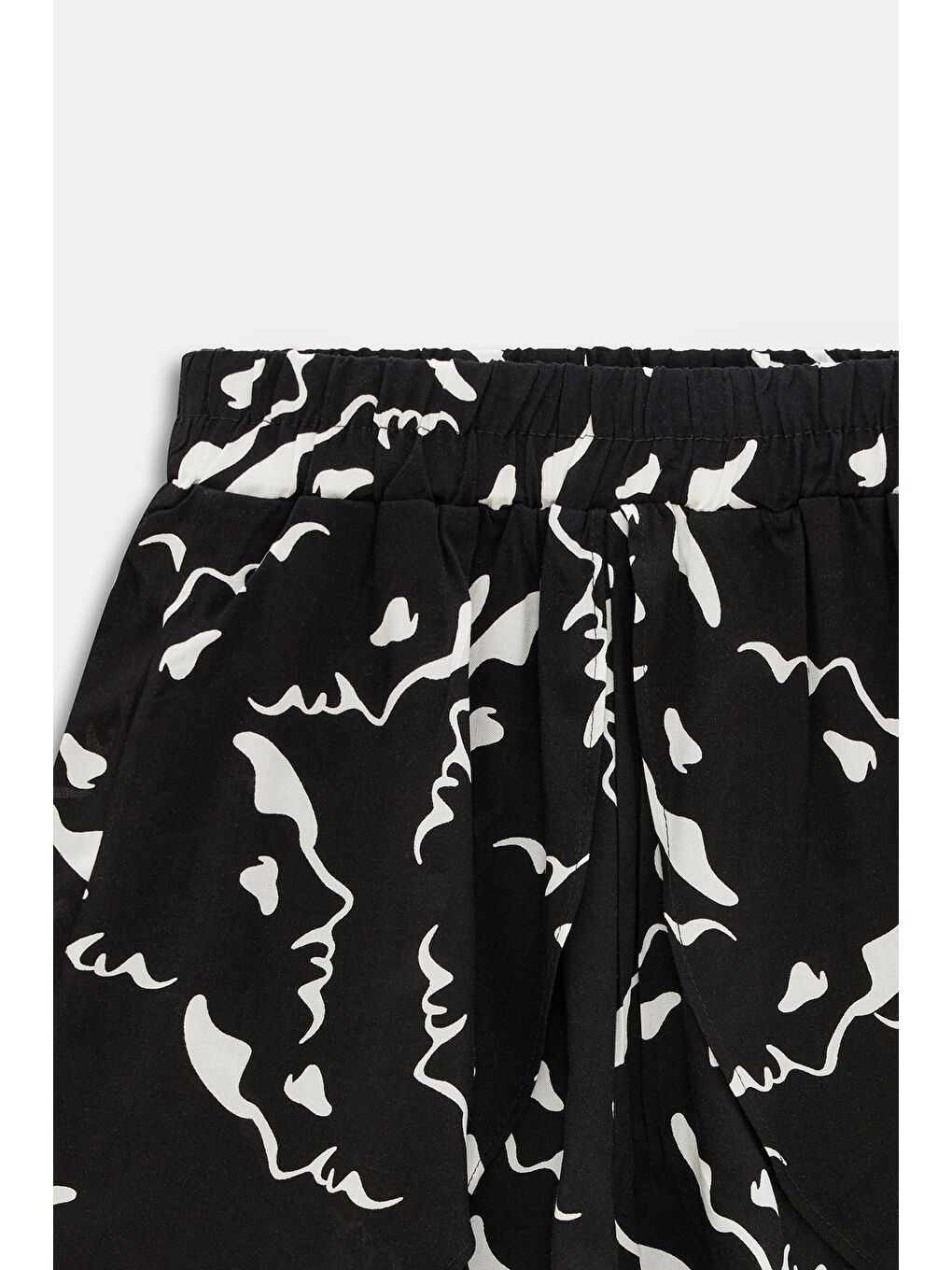 Siyah Kadın Beli Lastikli Önü Parçalı Dokuma Şort - Viskon-2