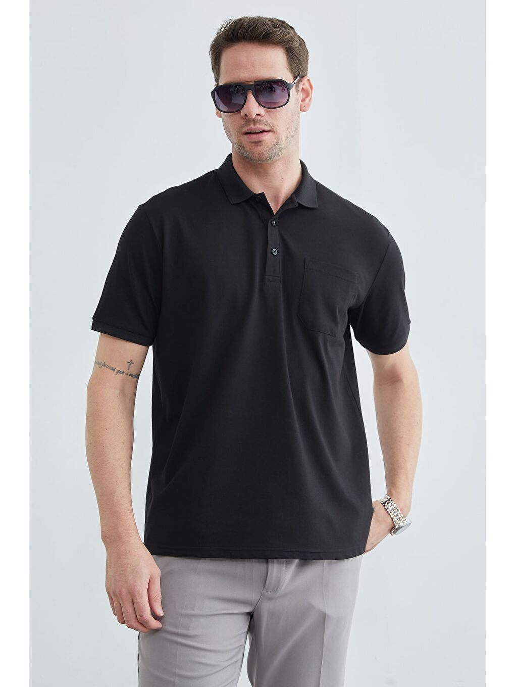 Siyah Düğmeli Tek Cepli Polo Yaka Tişört-1