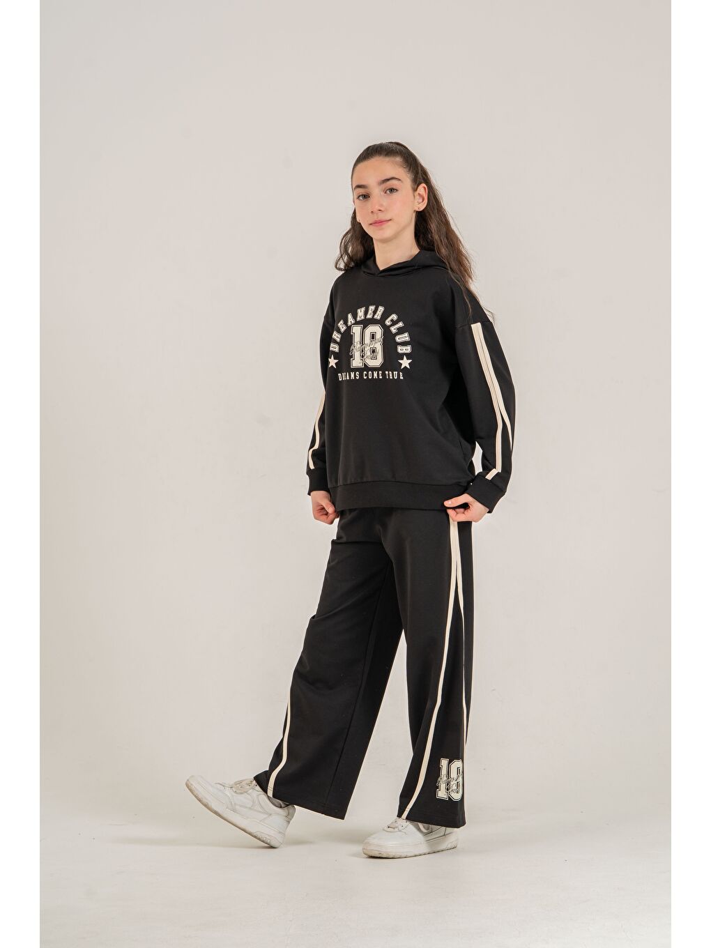 Siyah Üst Kollar Biyeli Ön Baskılı Alt Yan Biyeli Sol Alt Bacak Baskılı Kız Çocuk Alt Üst Eşofman Takımı-1