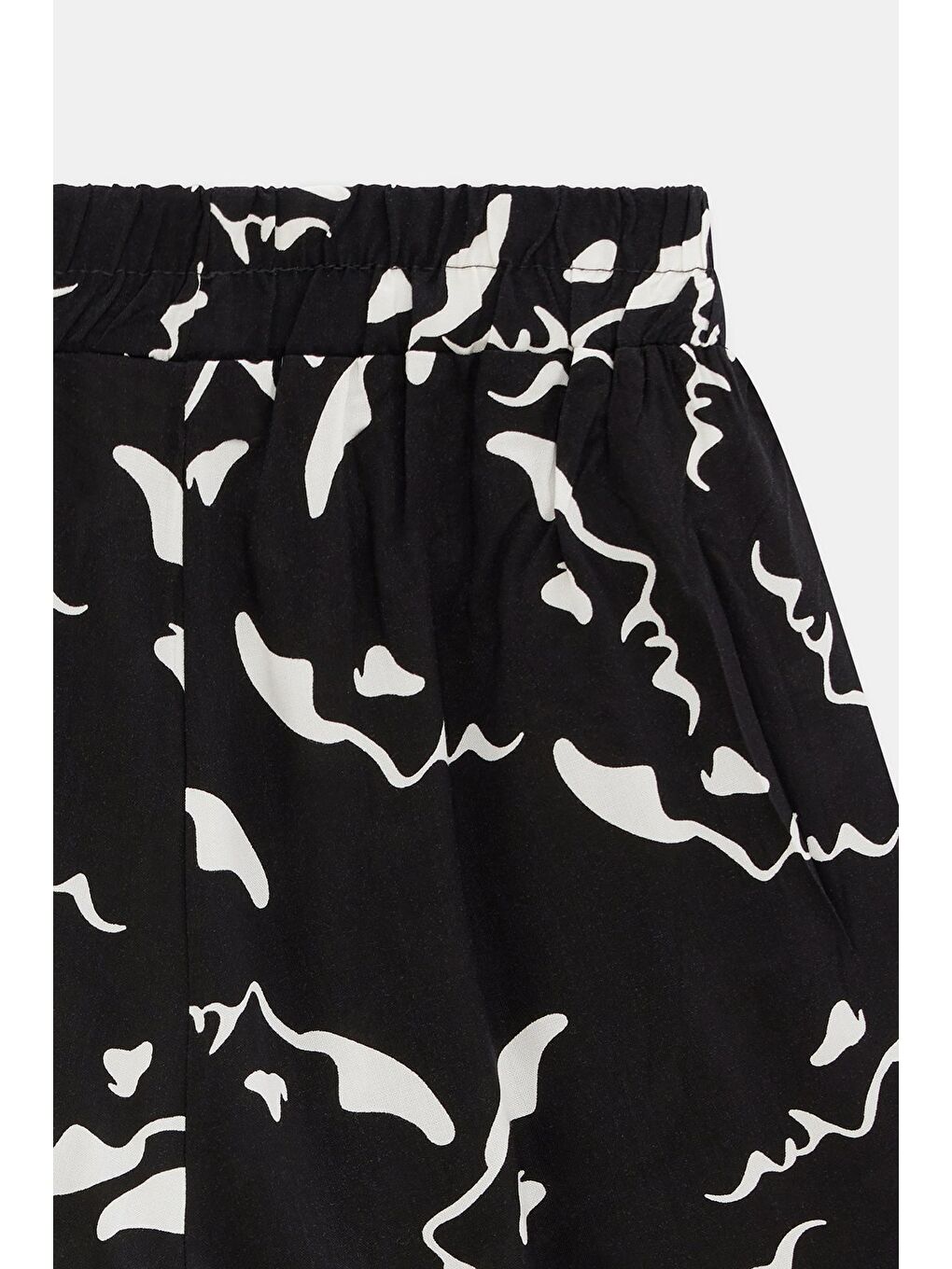 Siyah Kadın Beli Lastikli Önü Parçalı Dokuma Şort - Viskon-3