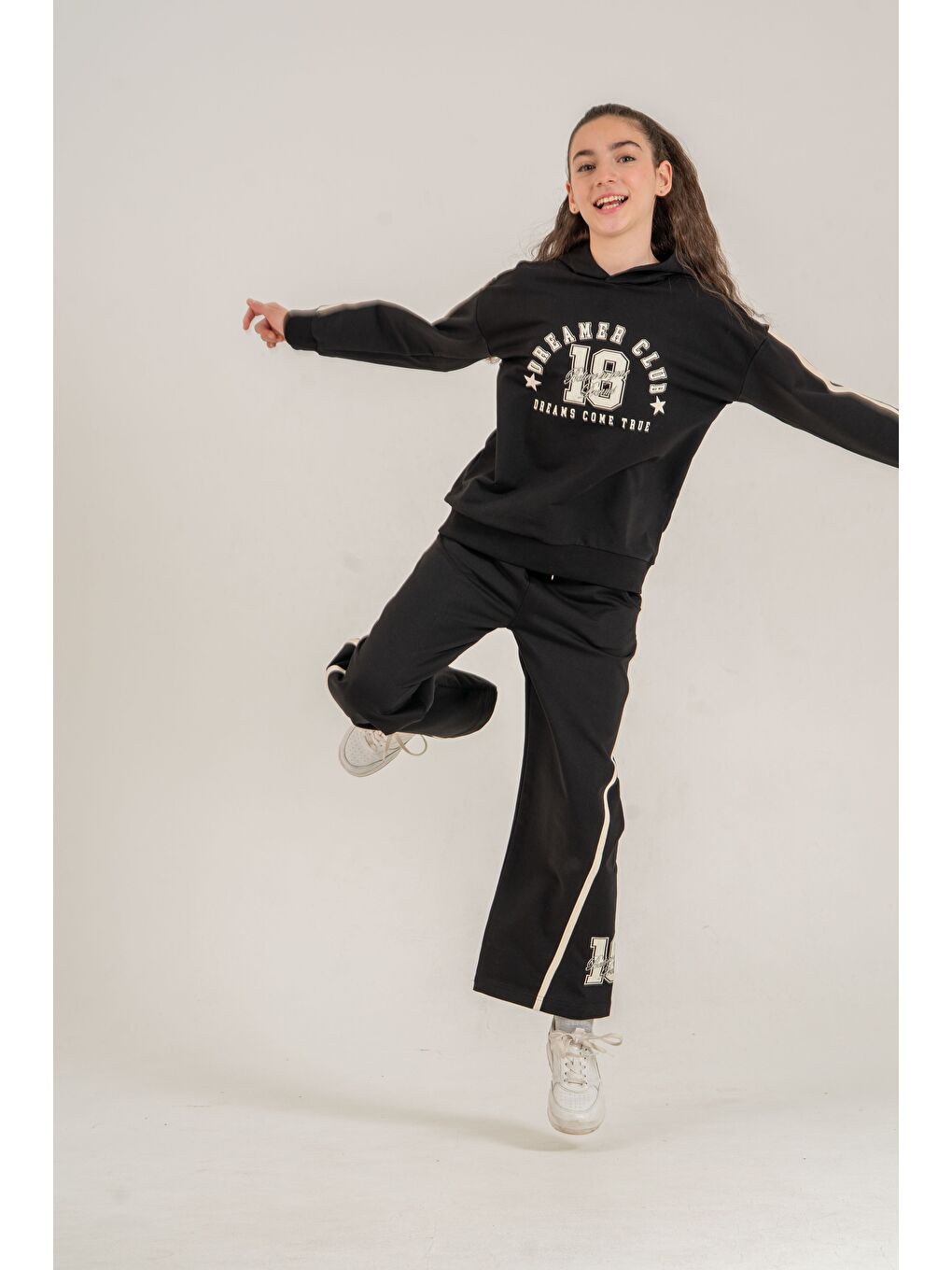 Siyah Üst Kollar Biyeli Ön Baskılı Alt Yan Biyeli Sol Alt Bacak Baskılı Kız Çocuk Alt Üst Eşofman Takımı-2