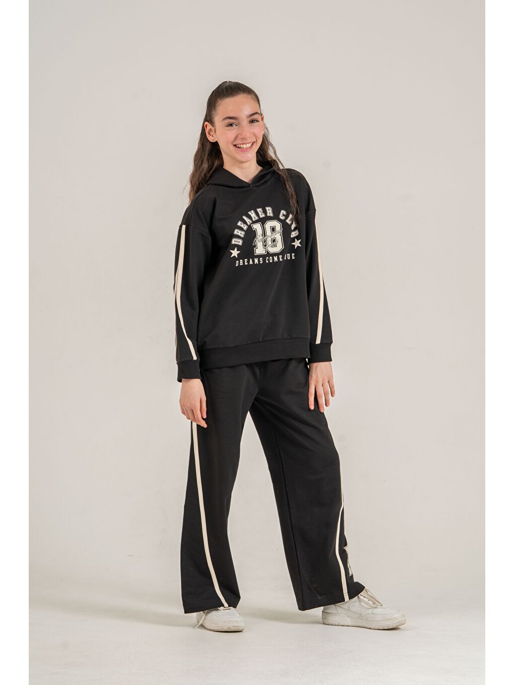 Siyah Üst Kollar Biyeli Ön Baskılı Alt Yan Biyeli Sol Alt Bacak Baskılı Kız Çocuk Alt Üst Eşofman Takımı-3