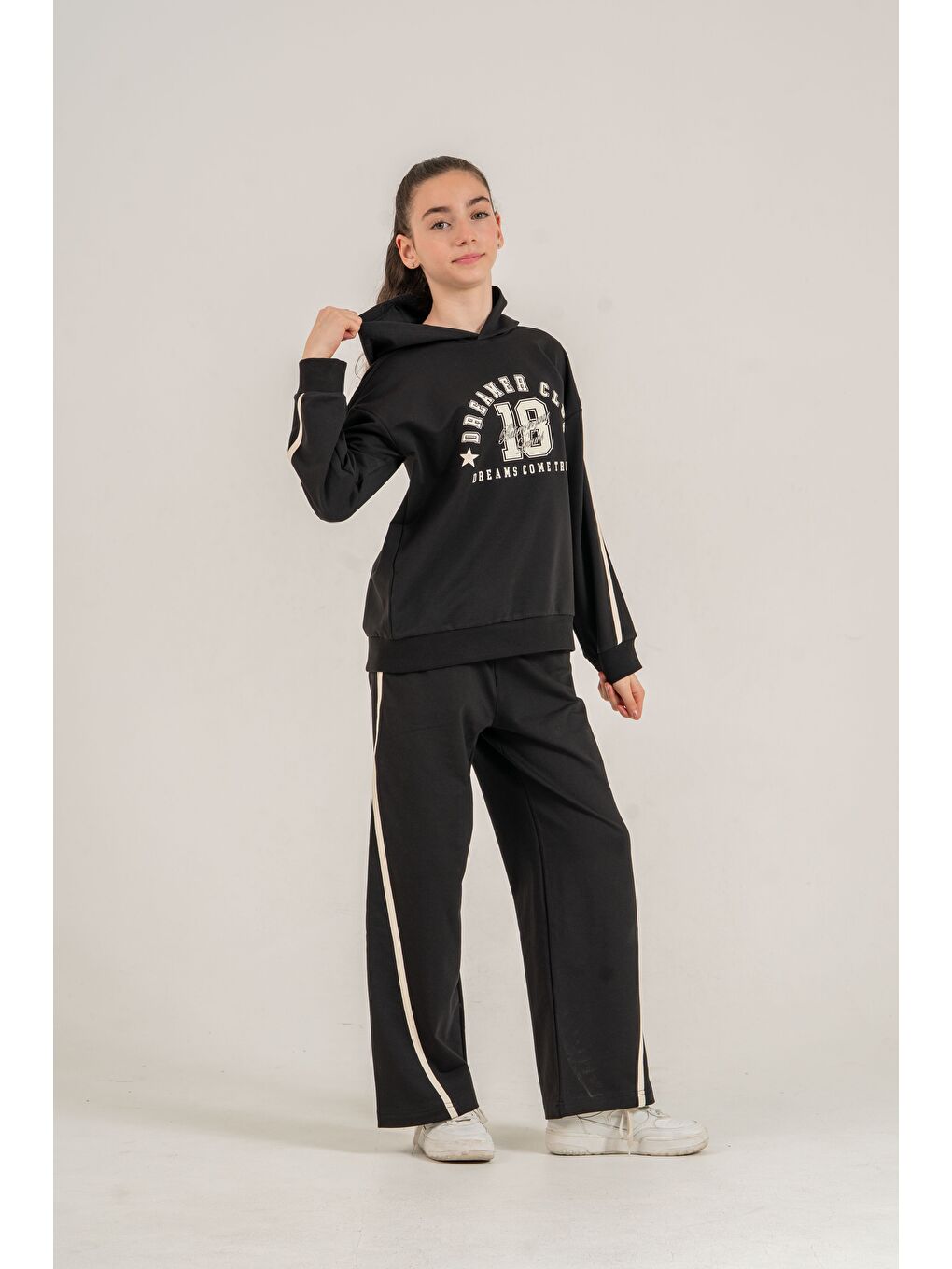 Siyah Üst Kollar Biyeli Ön Baskılı Alt Yan Biyeli Sol Alt Bacak Baskılı Kız Çocuk Alt Üst Eşofman Takımı-4