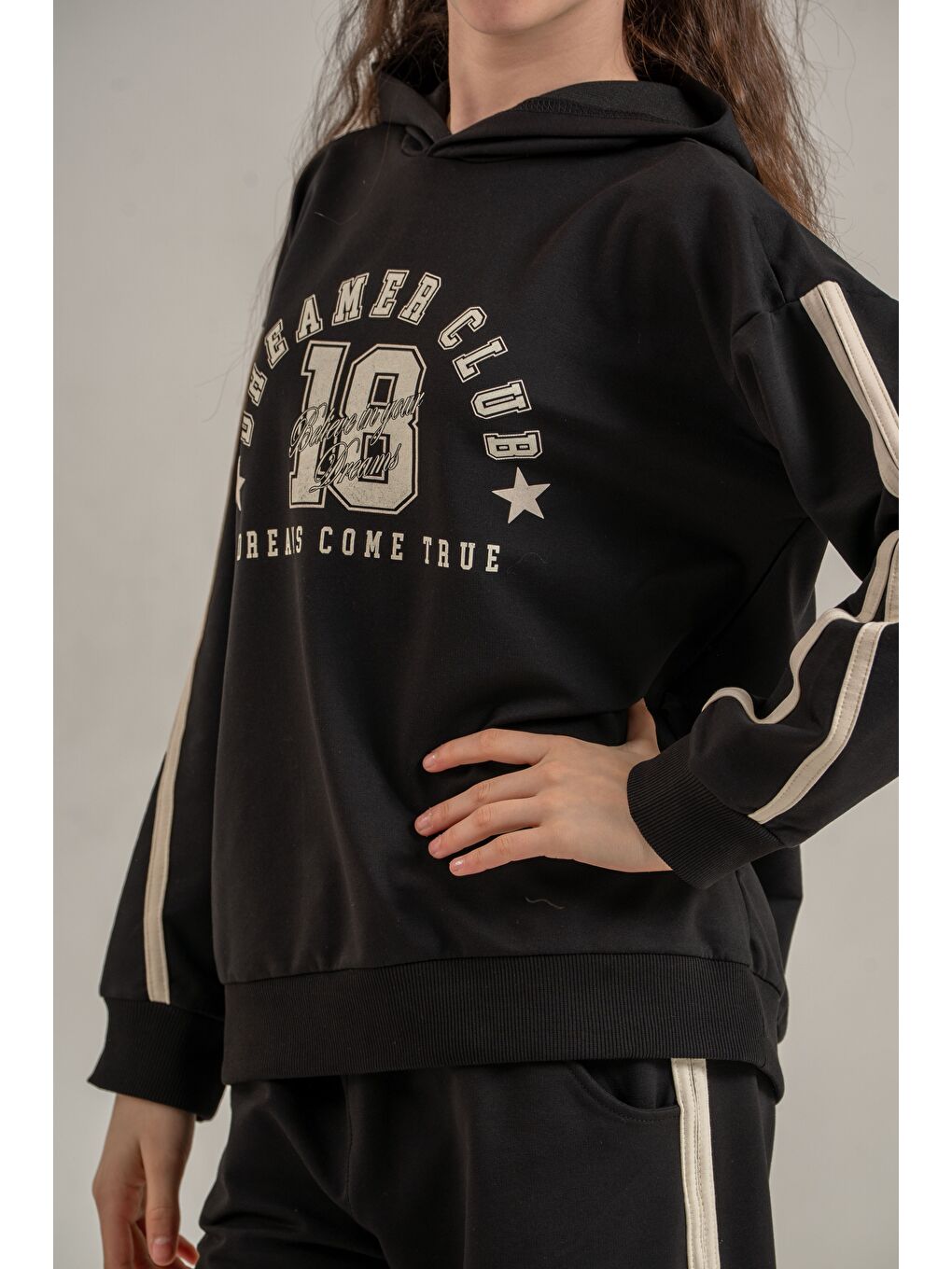 Siyah Üst Kollar Biyeli Ön Baskılı Alt Yan Biyeli Sol Alt Bacak Baskılı Kız Çocuk Alt Üst Eşofman Takımı-5