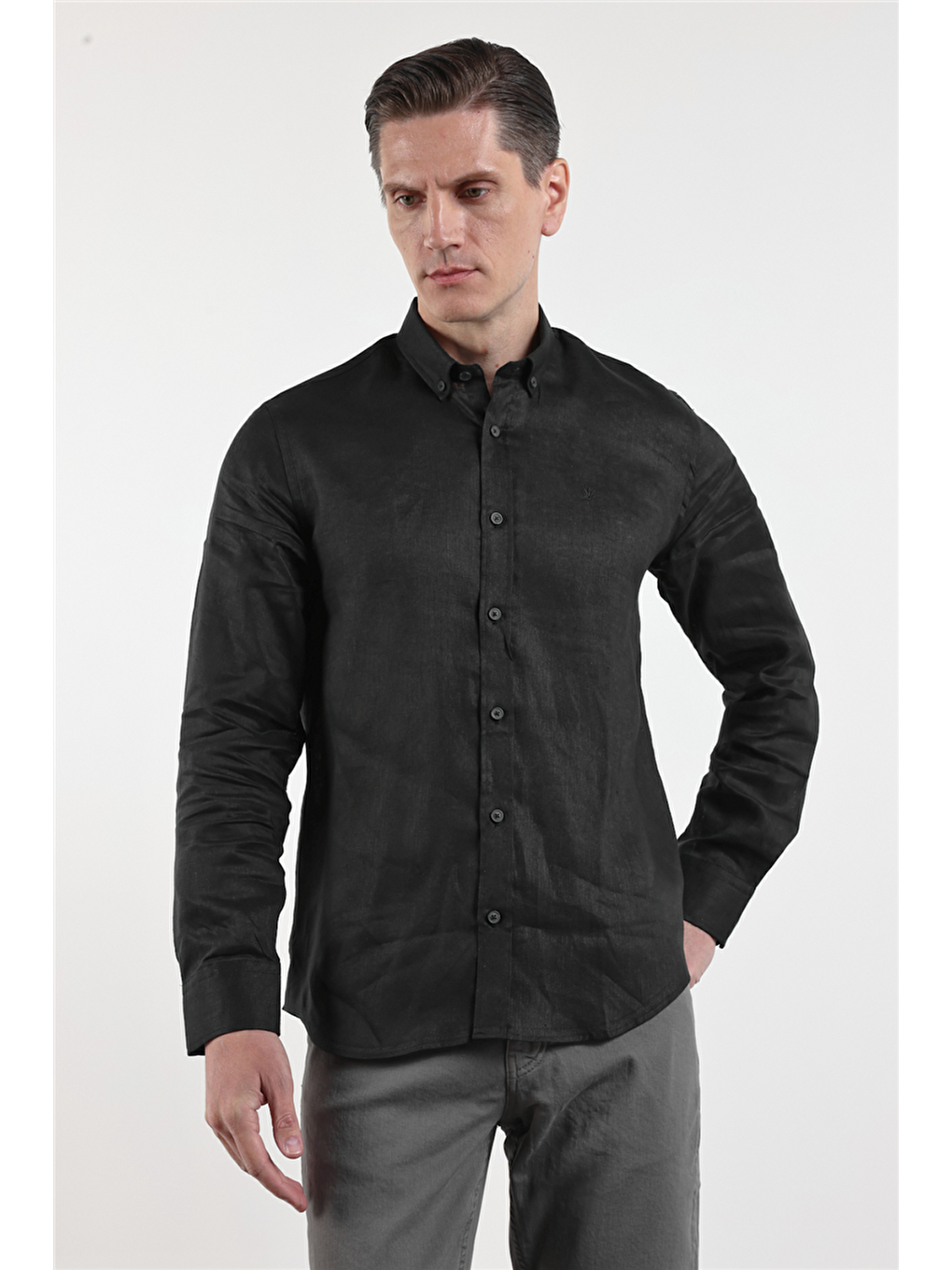 Siyah Keten Düğmeli Yaka Uzun Kol Cepsiz Slim Fit %100 Keten Gömlek 1004260161-1