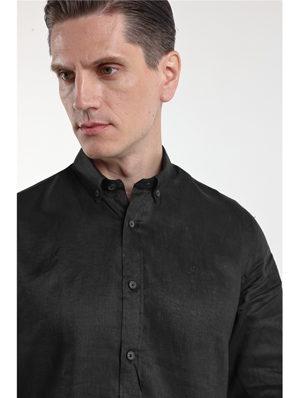 Siyah Keten Düğmeli Yaka Uzun Kol Cepsiz Slim Fit %100 Keten Gömlek 1004260161-4