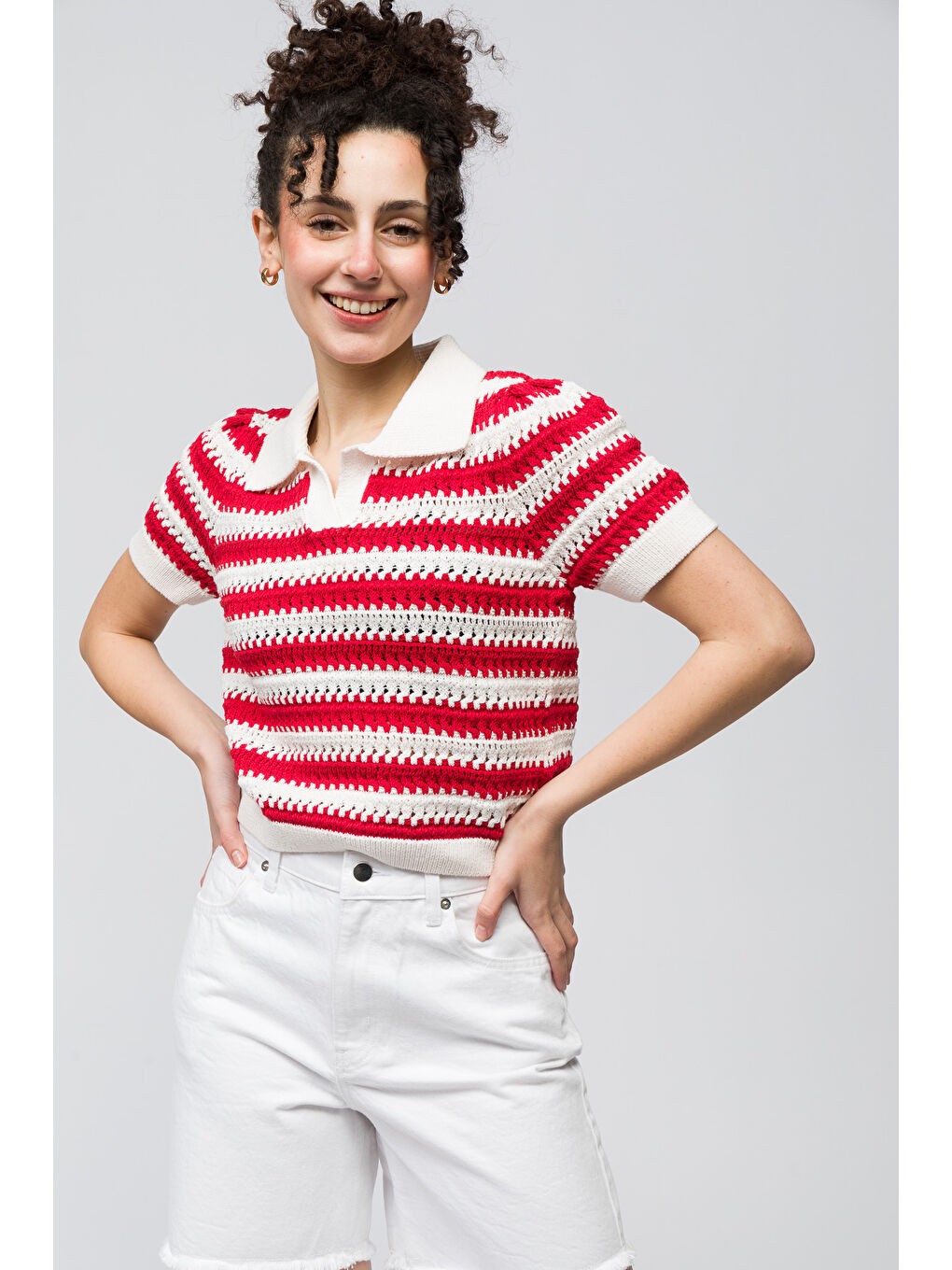 Almada - Çizgi Detaylı Gömlek Yaka Kısa Kollu Triko Bluz - Kırmızı Beyaz Çizgili Renk