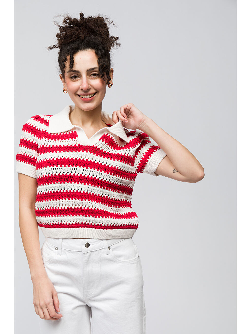 Almada - Çizgi Detaylı Gömlek Yaka Kısa Kollu Triko Bluz - Kırmızı Beyaz Çizgili Renk-2