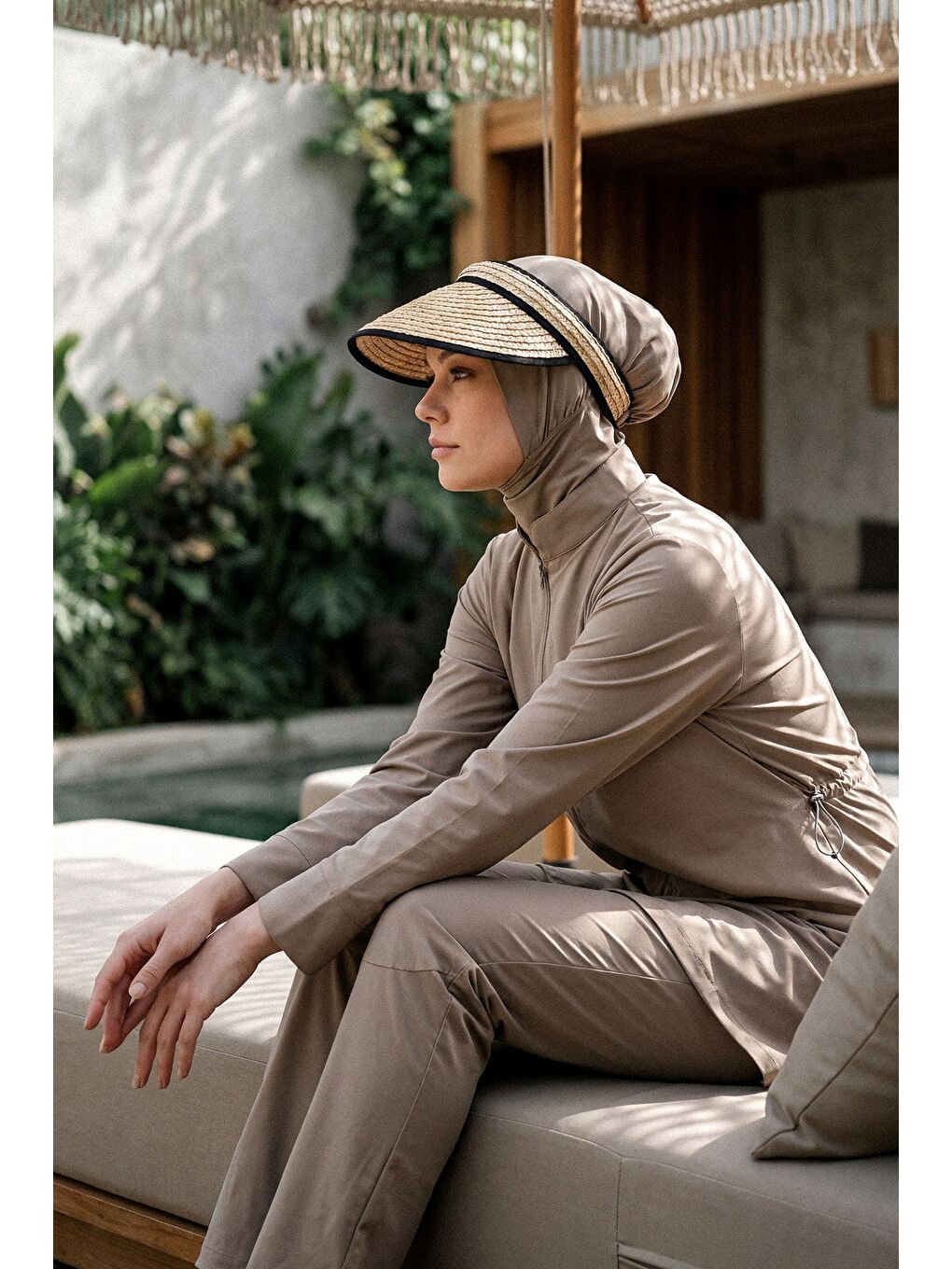 Siyah Şerit Detaylı Hasır Örme Bej Vizör Plaj Şapkası 14709-1