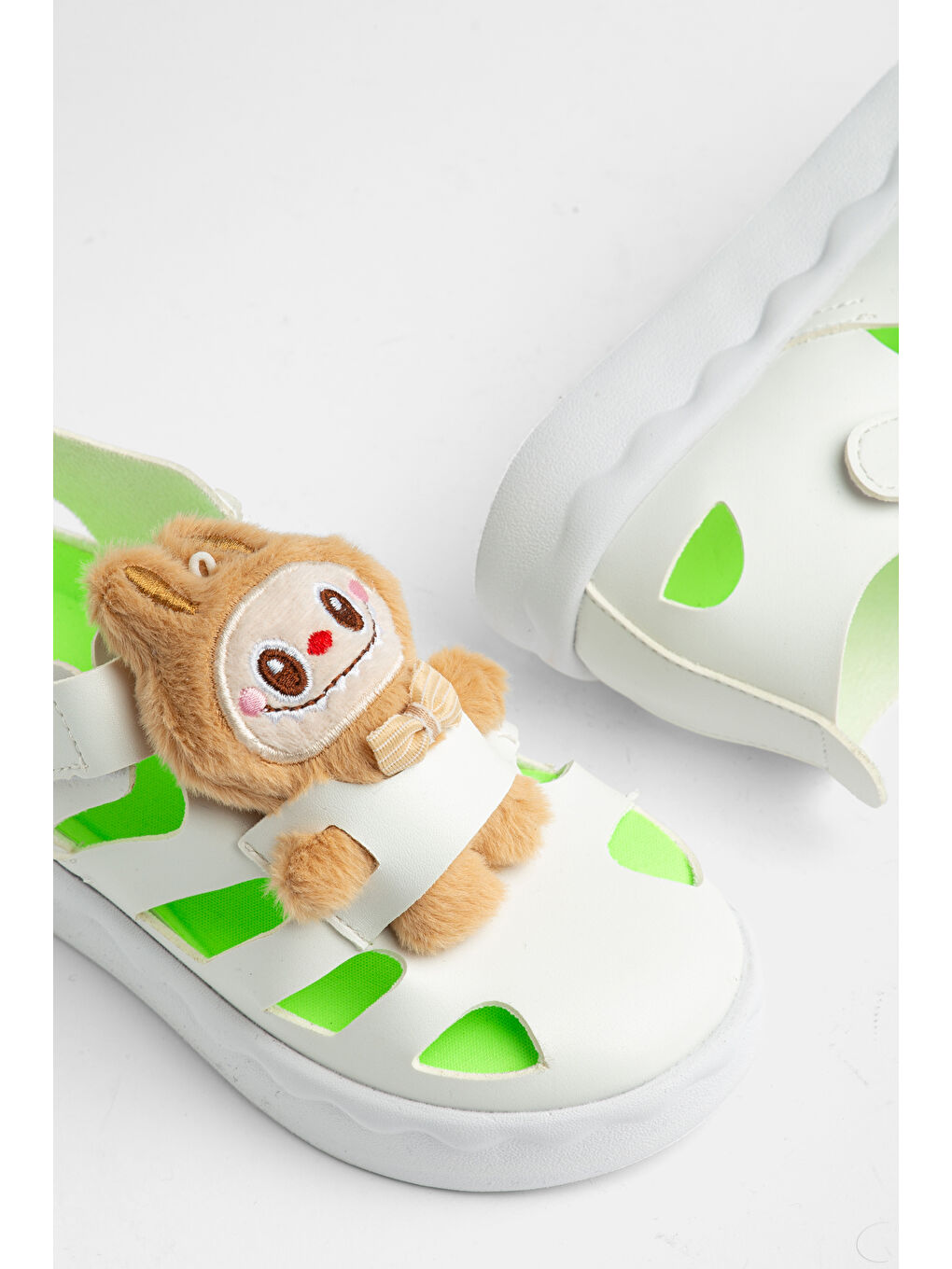 Çocuk Unisex Beyaz Hafif Taban Ayıcık Detaylı Cırtlı Sandalet-1