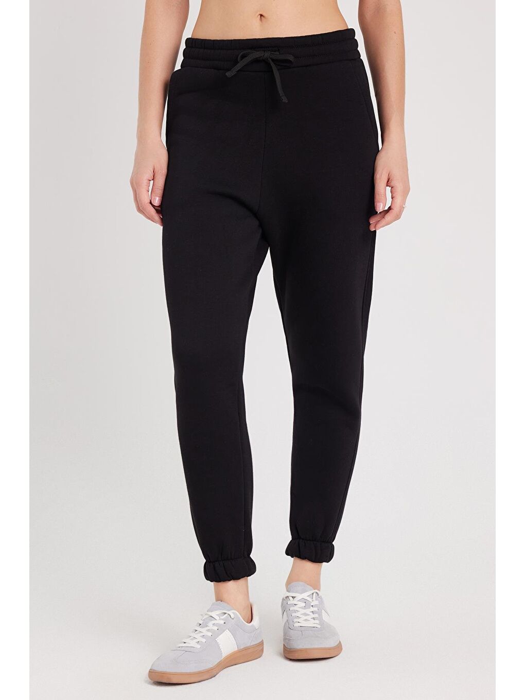 Kadın Relax Fit Rahat Kesim Şardonlu 3 Cepli Lastikli Jogger Paça Siyah Eşofman Altı