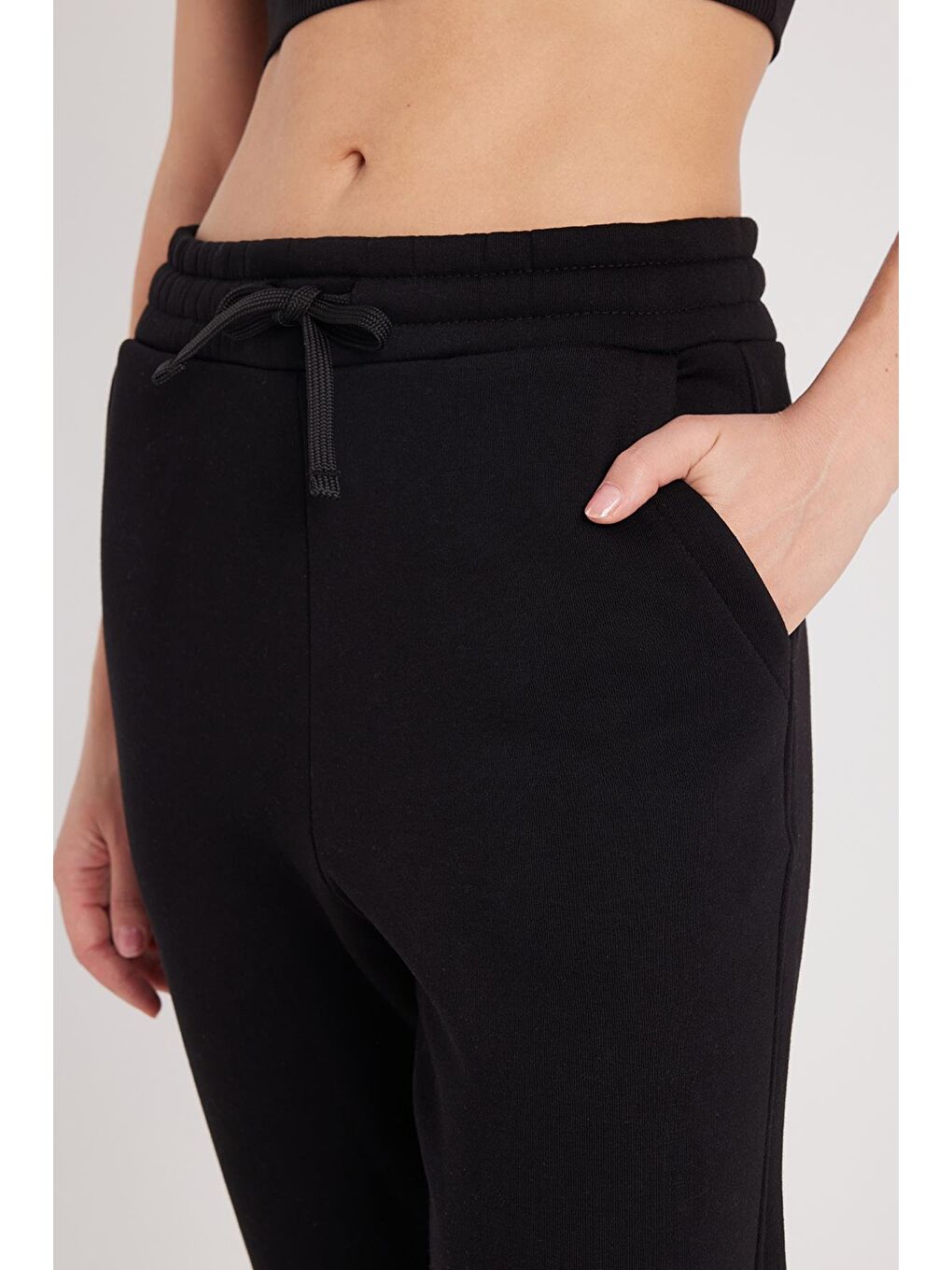 Kadın Relax Fit Rahat Kesim Şardonlu 3 Cepli Lastikli Jogger Paça Siyah Eşofman Altı-2