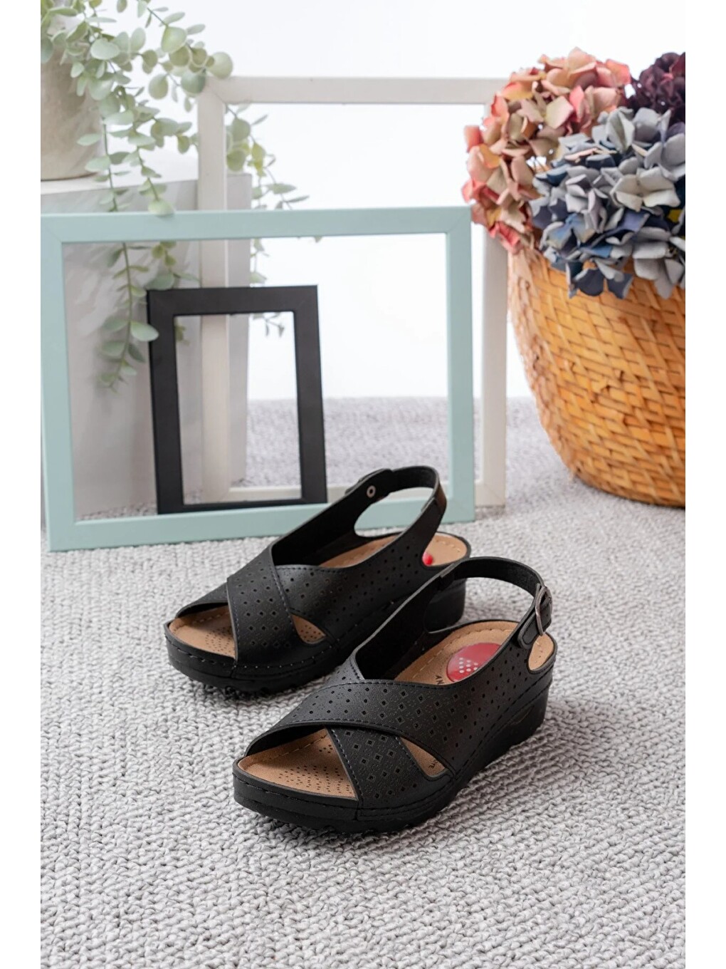 Siyah Ortapedik Taban Cırtlı Sandalet-2