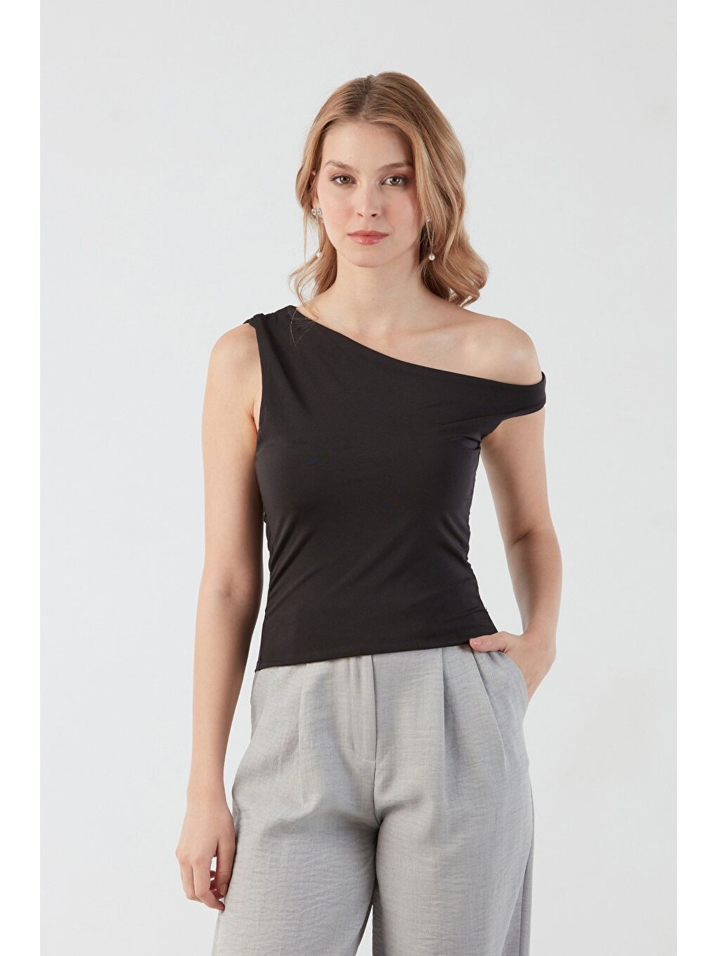 Siyah Yanları Drapeli Tek Kol Bluz