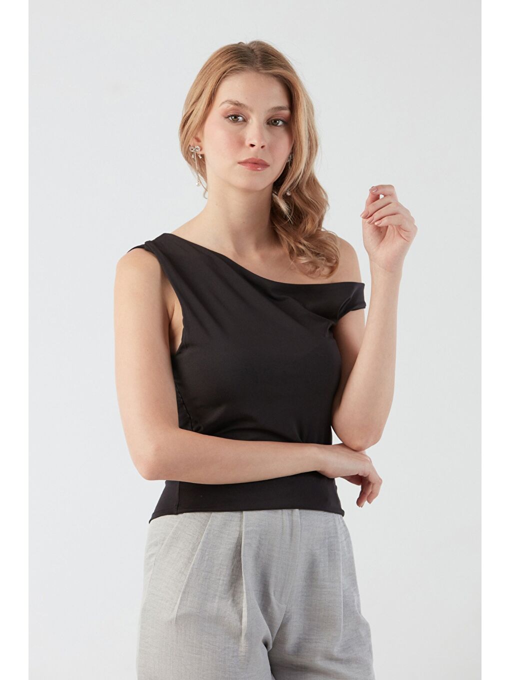 Siyah Yanları Drapeli Tek Kol Bluz-2